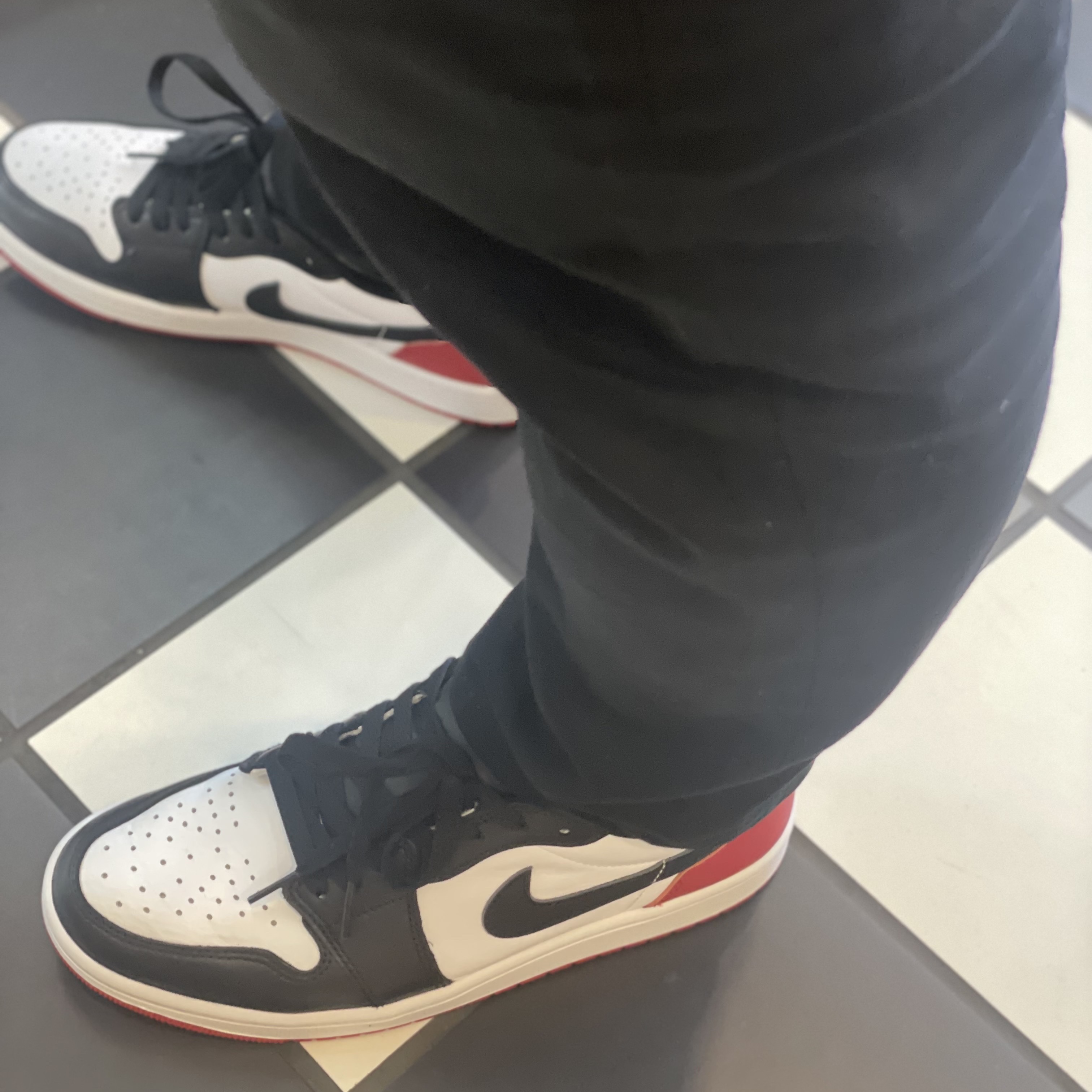 Jordan 1 Retro Low OG Black Toe, (GS) Jordan 1 Retro Low OG Black Toe 착용 스타일 - 3