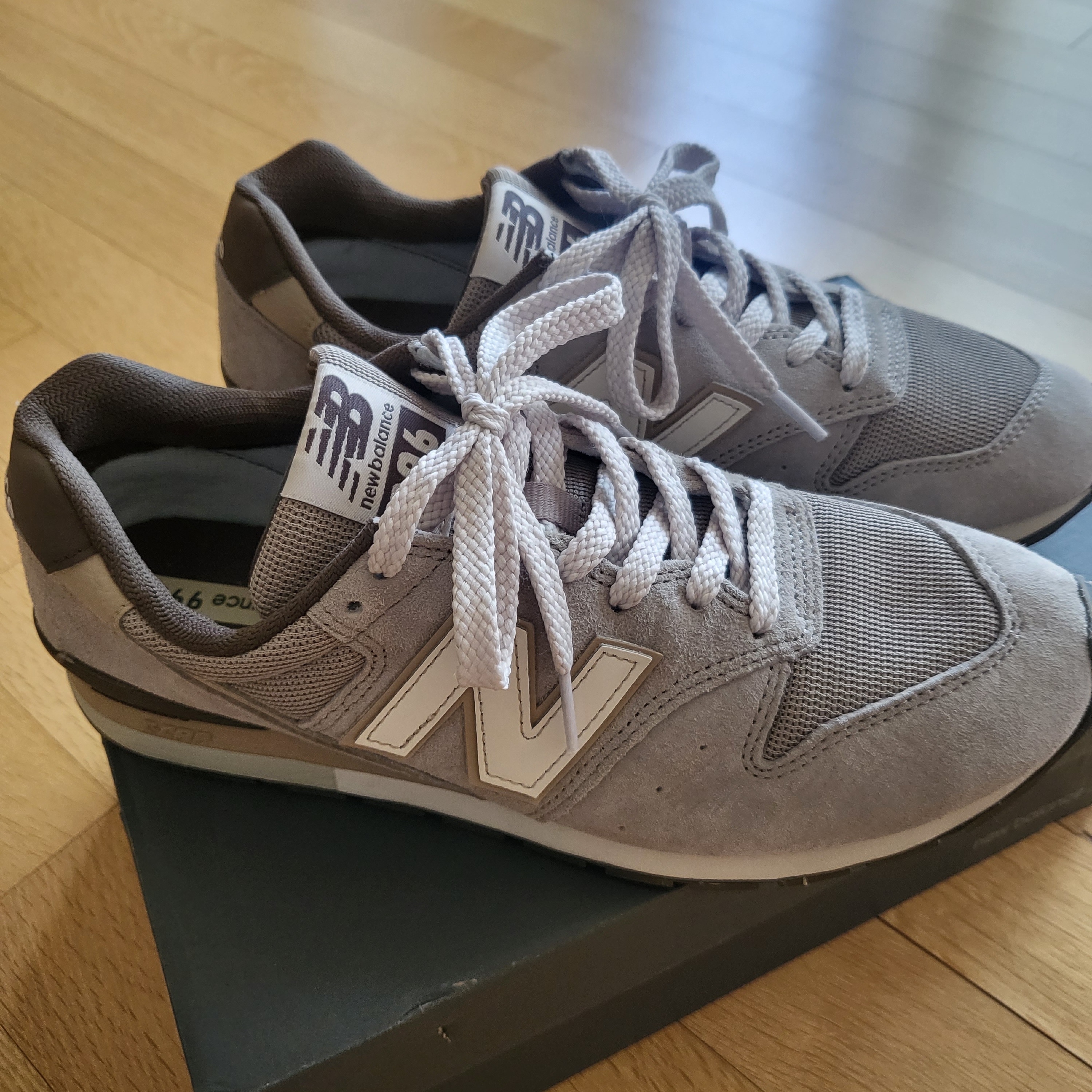 New Balance 996 Brown 착용 스타일 - 3