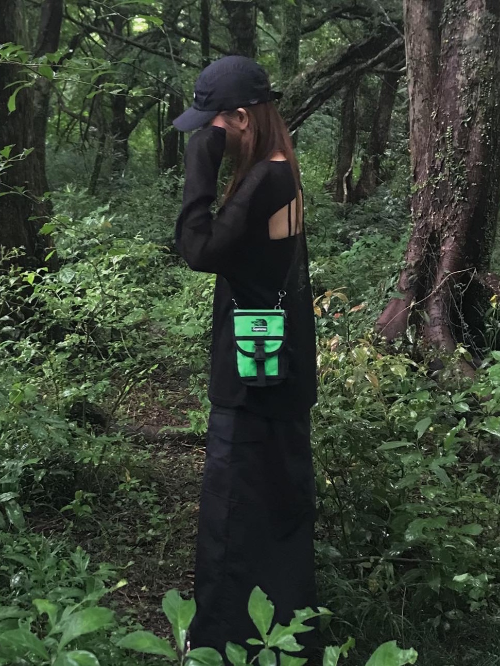Supreme Military Camp Cap Black - 22FW, Supreme x The North Face RTG Utility Pouch Green - 20SS 착용 스타일