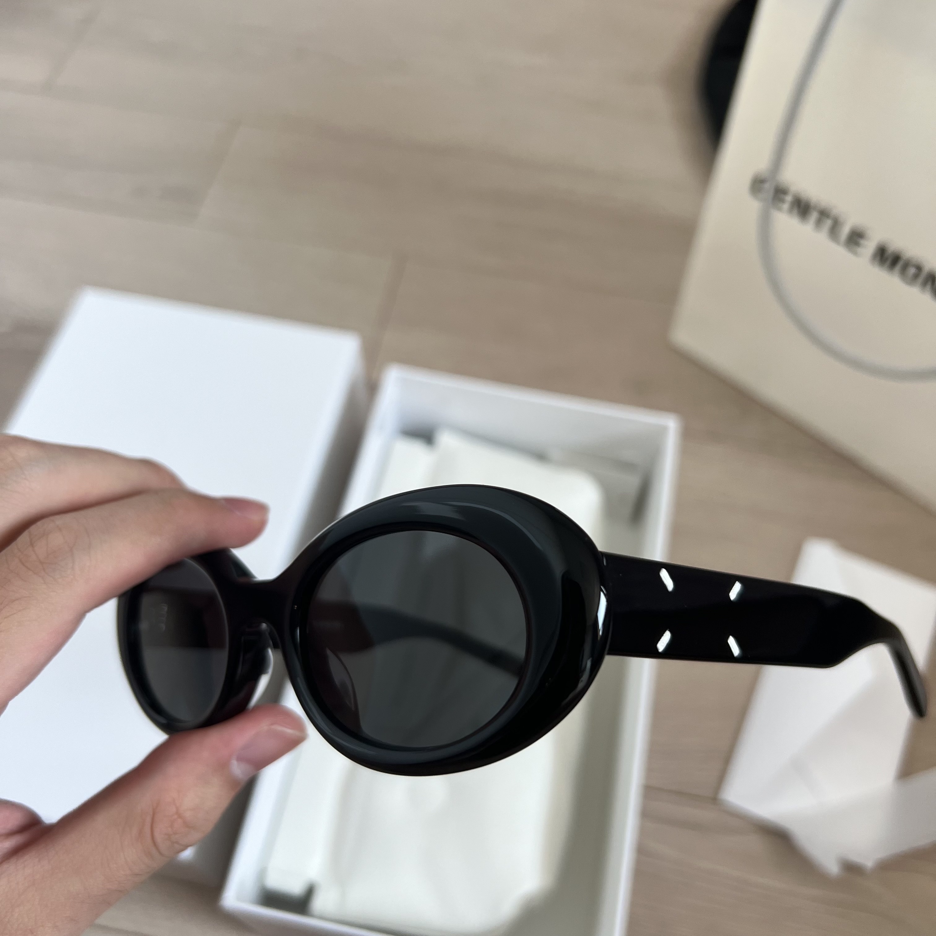 Gentle Monster x Maison Margiela MM005 Black Black 착용 스타일 - 2