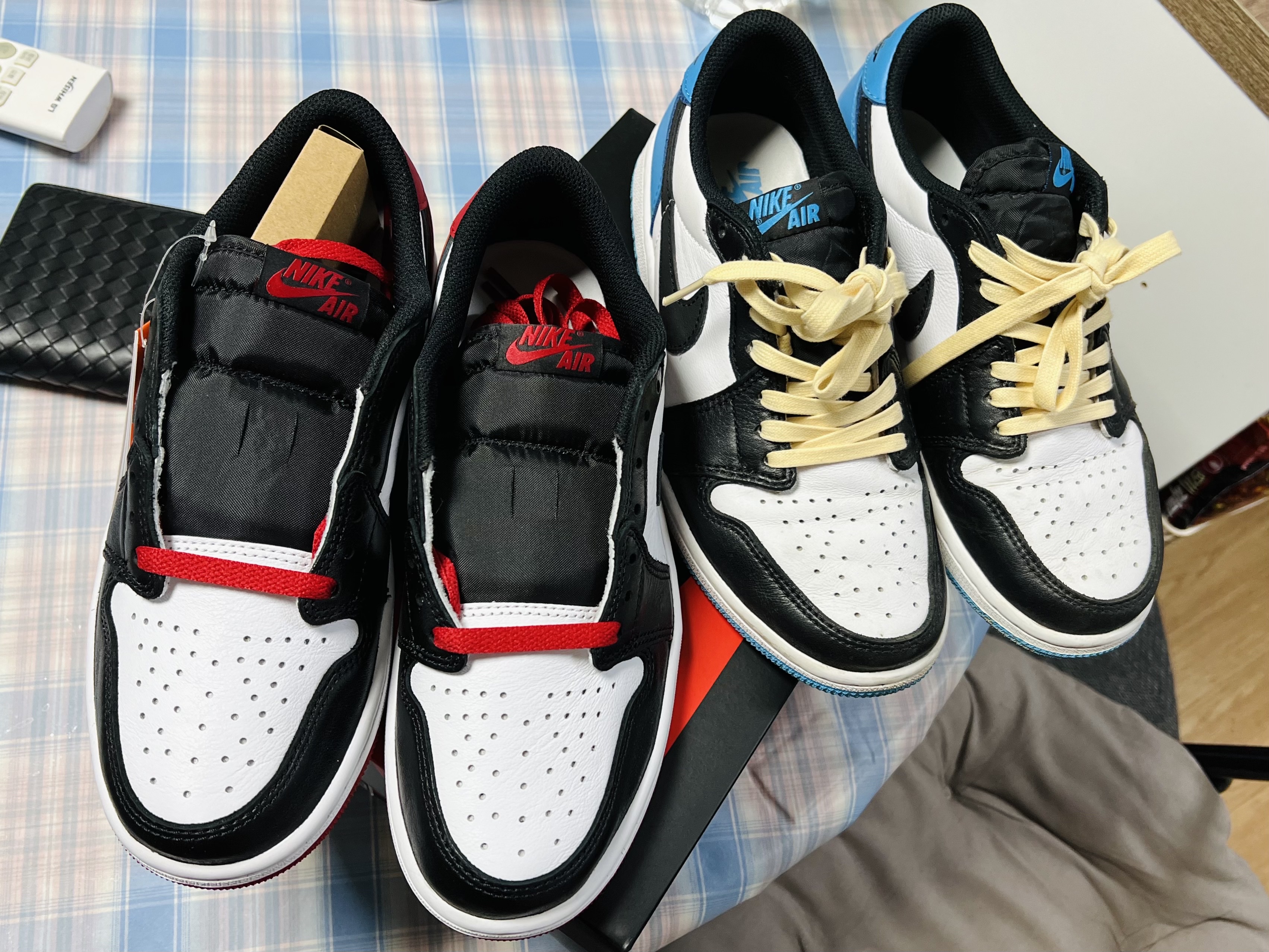 Jordan 1 Retro Low OG Black Toe, Jordan 1 Retro Low OG Black and Dark Powder Blue 착용 스타일 - 3