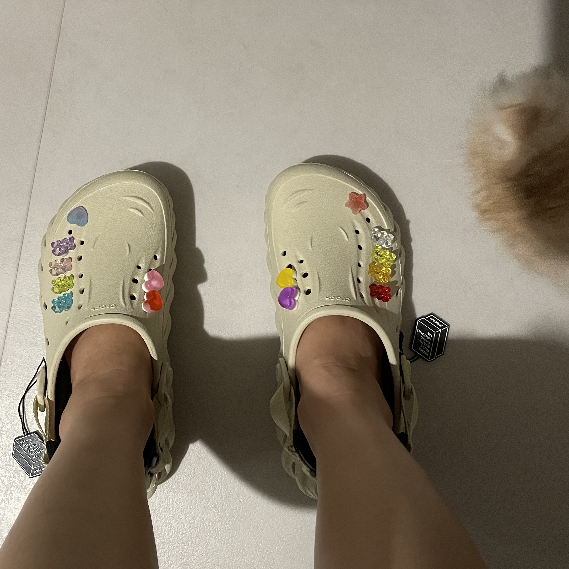 Crocs Echo Clog Bone Black 착용 스타일 - 2