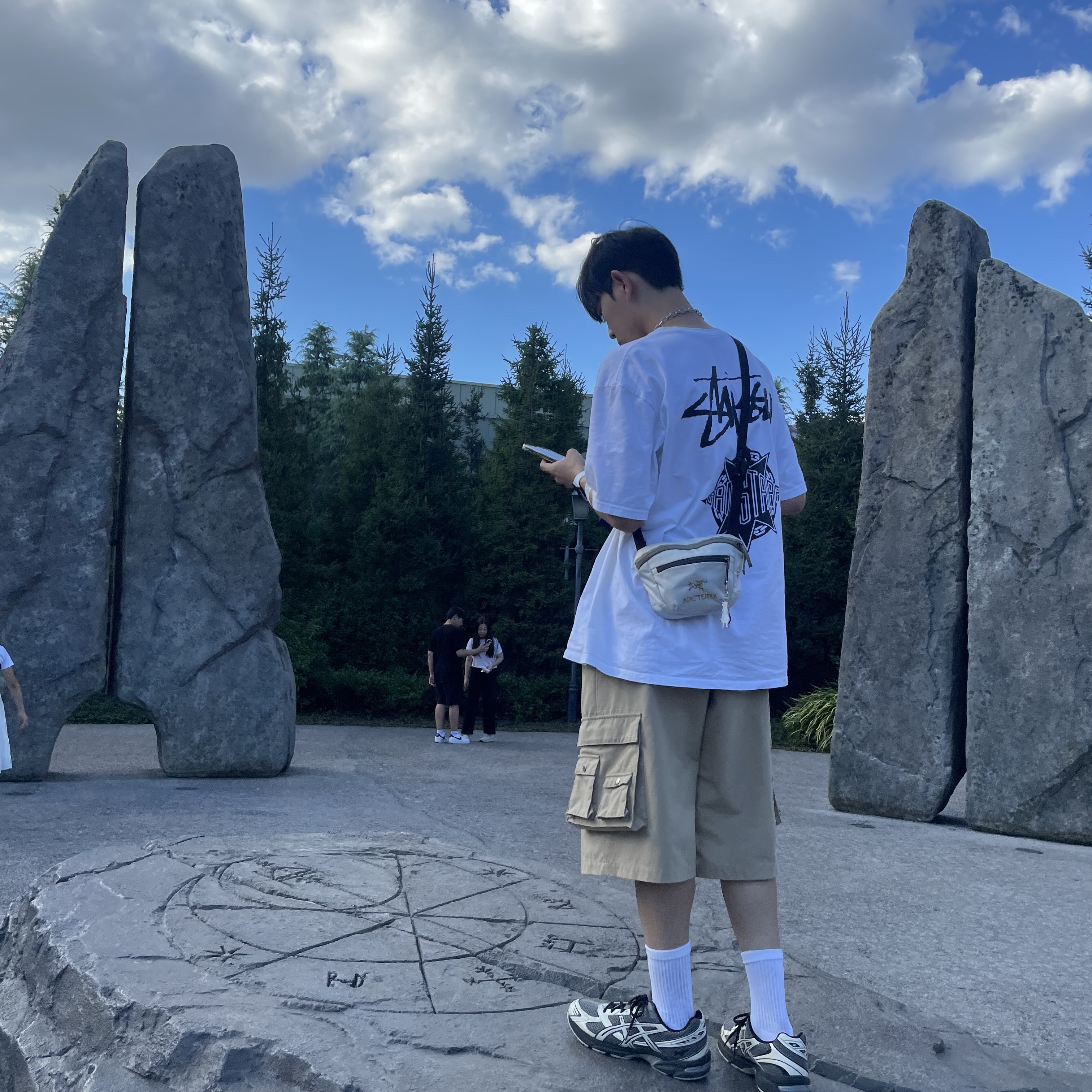 Stussy x Gang Starr Take It Personal T-Shirt White, Arc'teryx x Beams Mantis 1 Waistpack White 착용 스타일