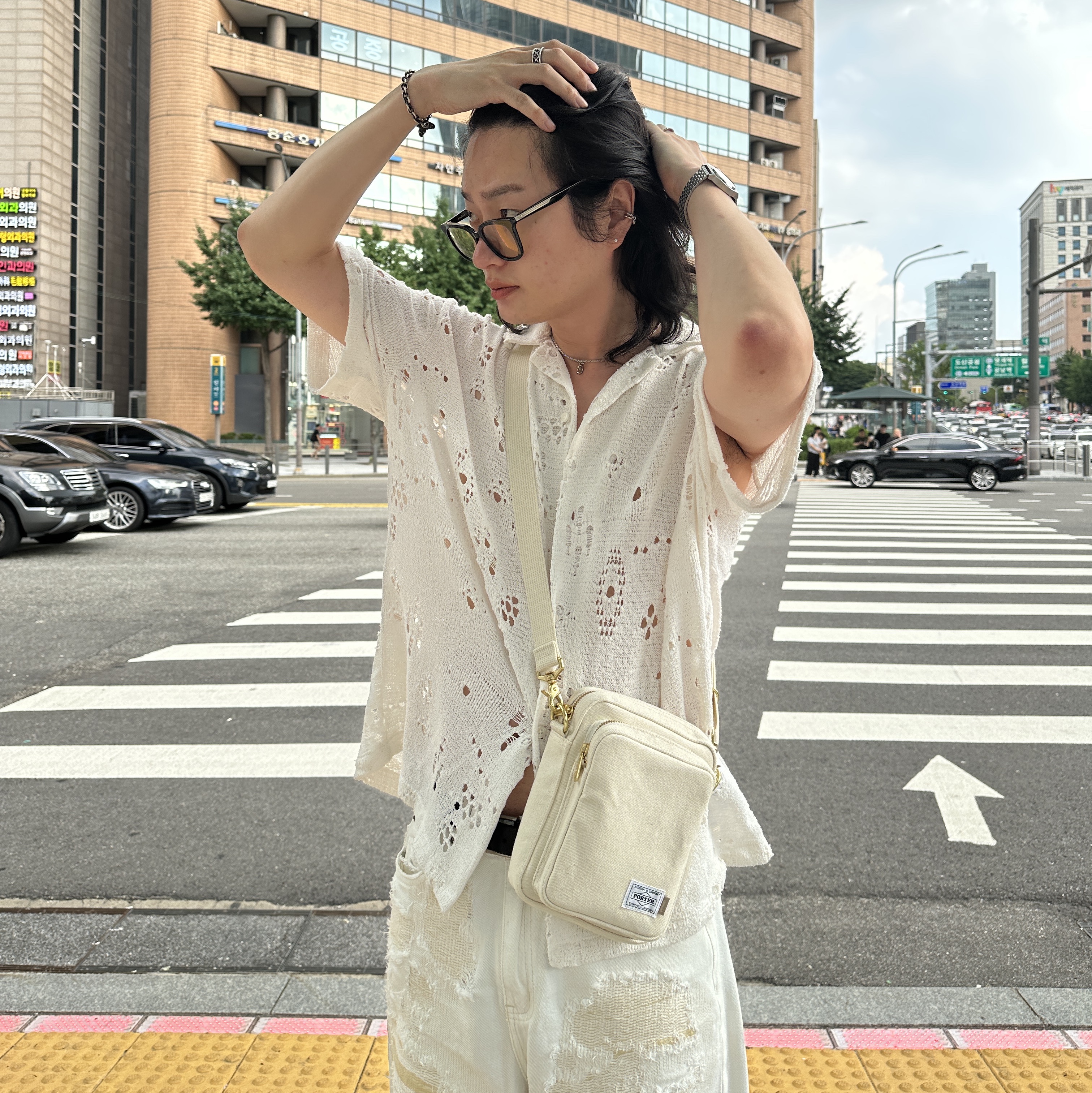 Porter x JJJJound Passport Bag S Off White 착용 스타일 - 1