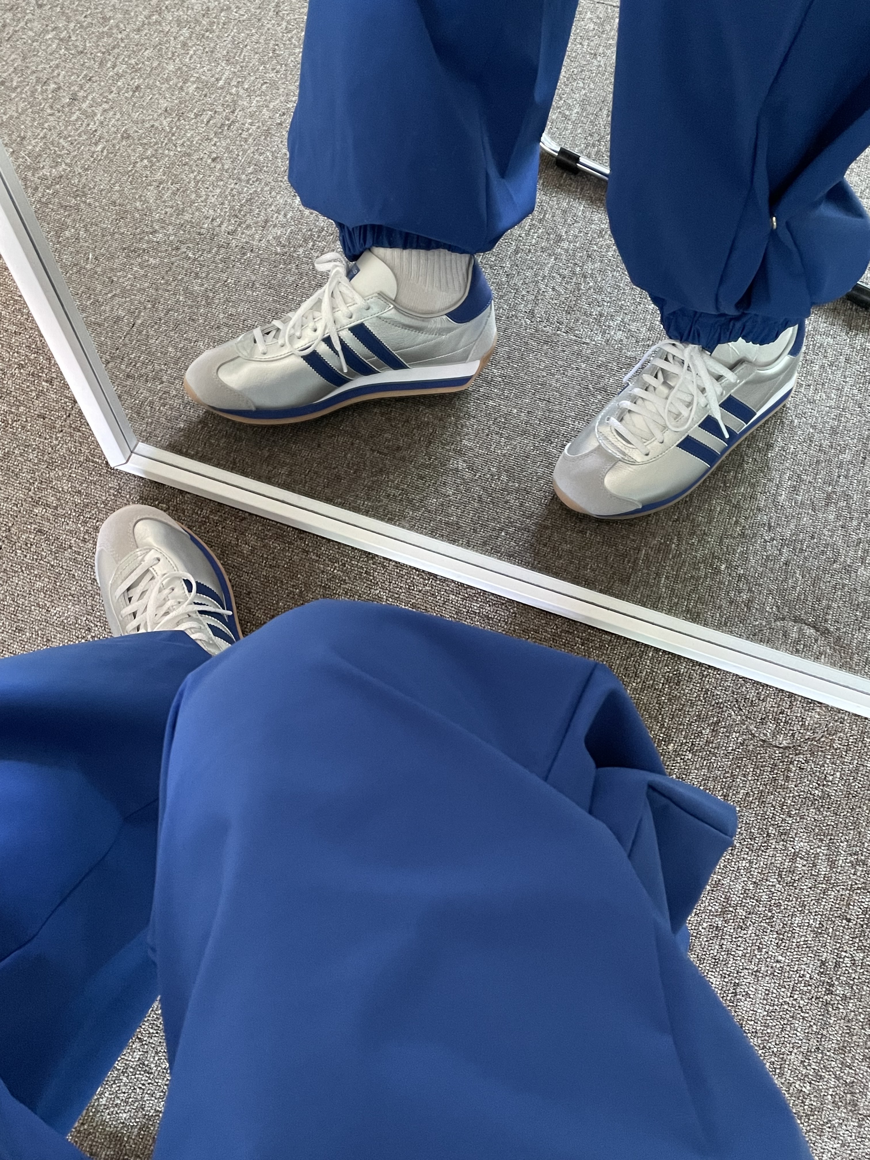 Adidas Country OG Matte Silver Bright Blue 착용 스타일 - 3