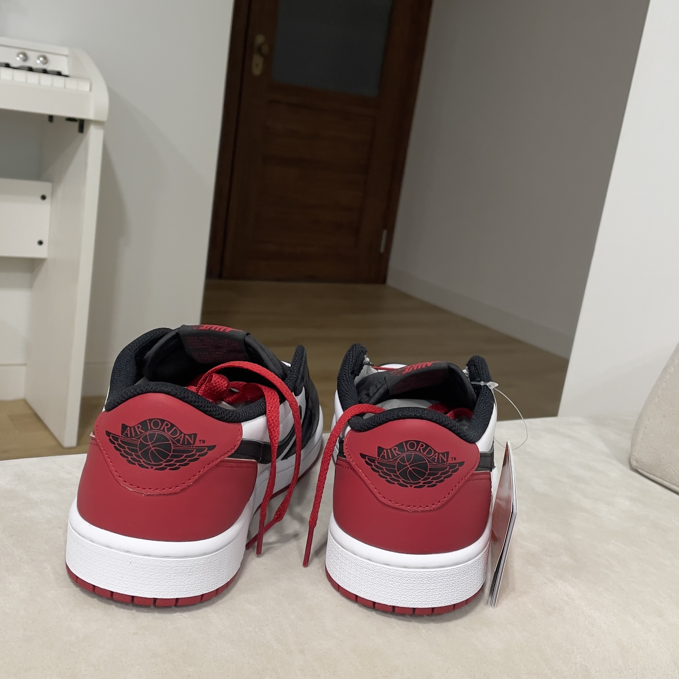Jordan 1 Retro Low OG Black Toe 착용 스타일 - 2