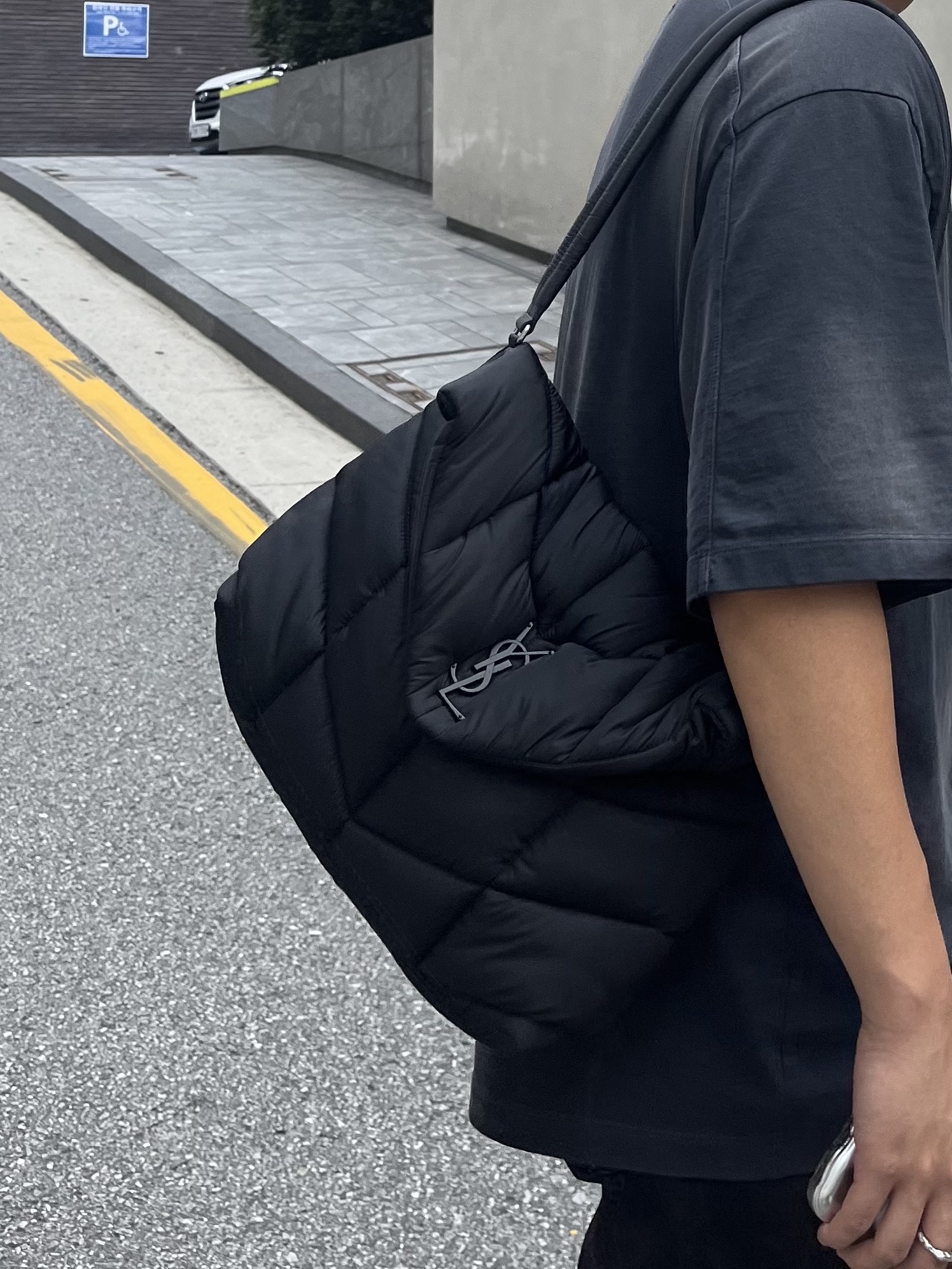 Saint Laurent Puffer Messenger Bag in Econyl Regenerated Nylon Black, Maison Mihara Yasuhiro Peterson OG Sole Canvas Low-top Sneakers Natural 착용 스타일 - 1