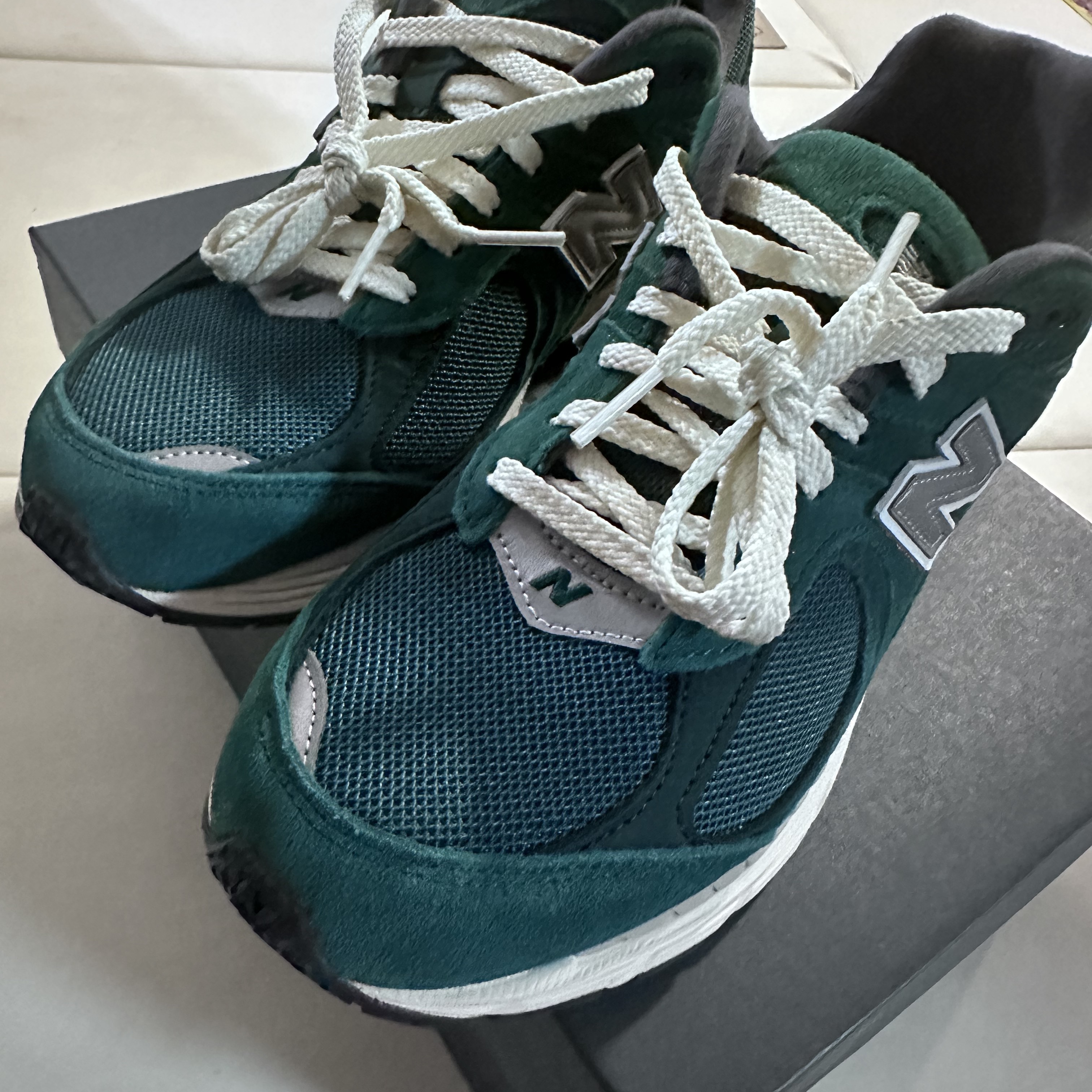 New Balance 2002R Nightwatch Green 착용 스타일