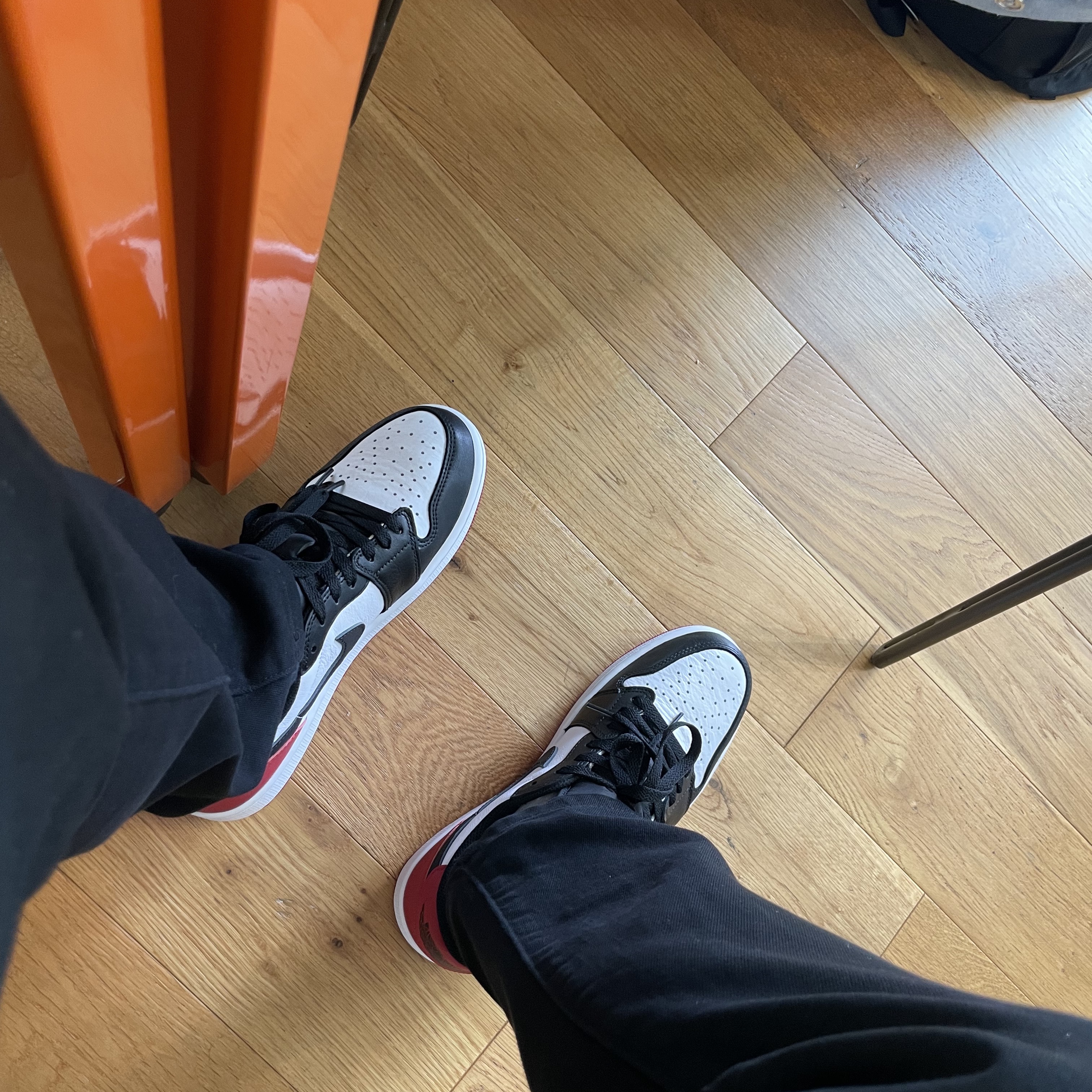 Jordan 1 Retro Low OG Black Toe, (GS) Jordan 1 Retro Low OG Black Toe 착용 스타일 - 2