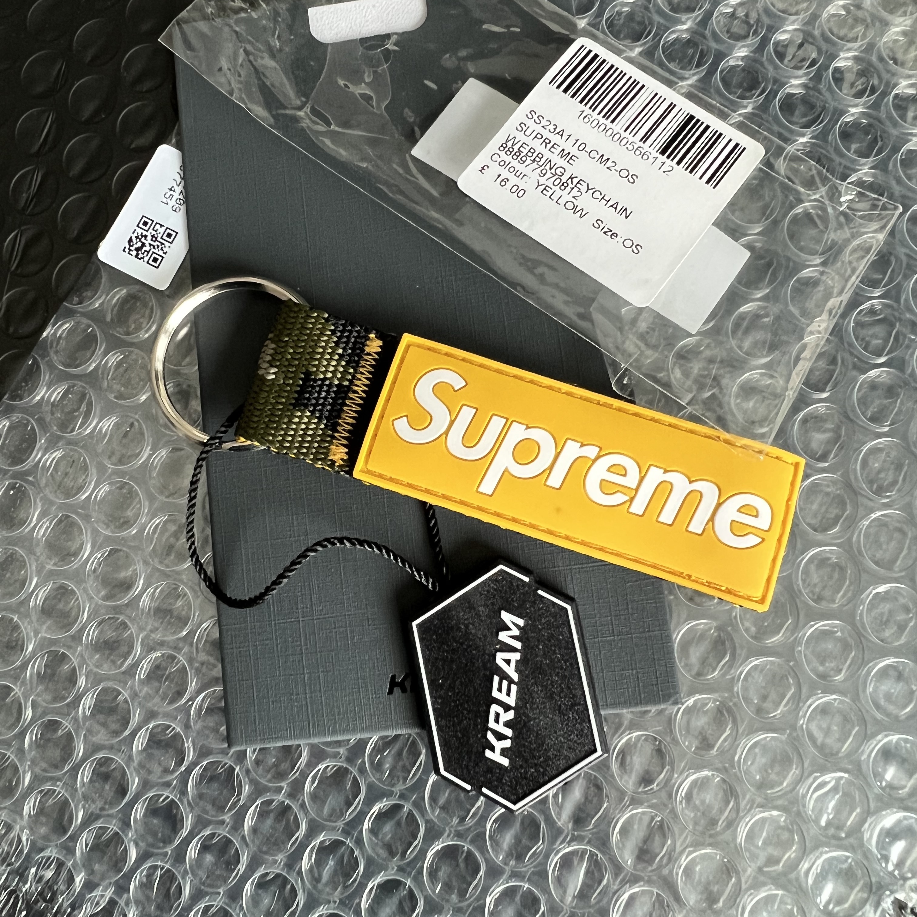 Supreme Webbing Keychain Yellow Camo - 23SS 착용 스타일