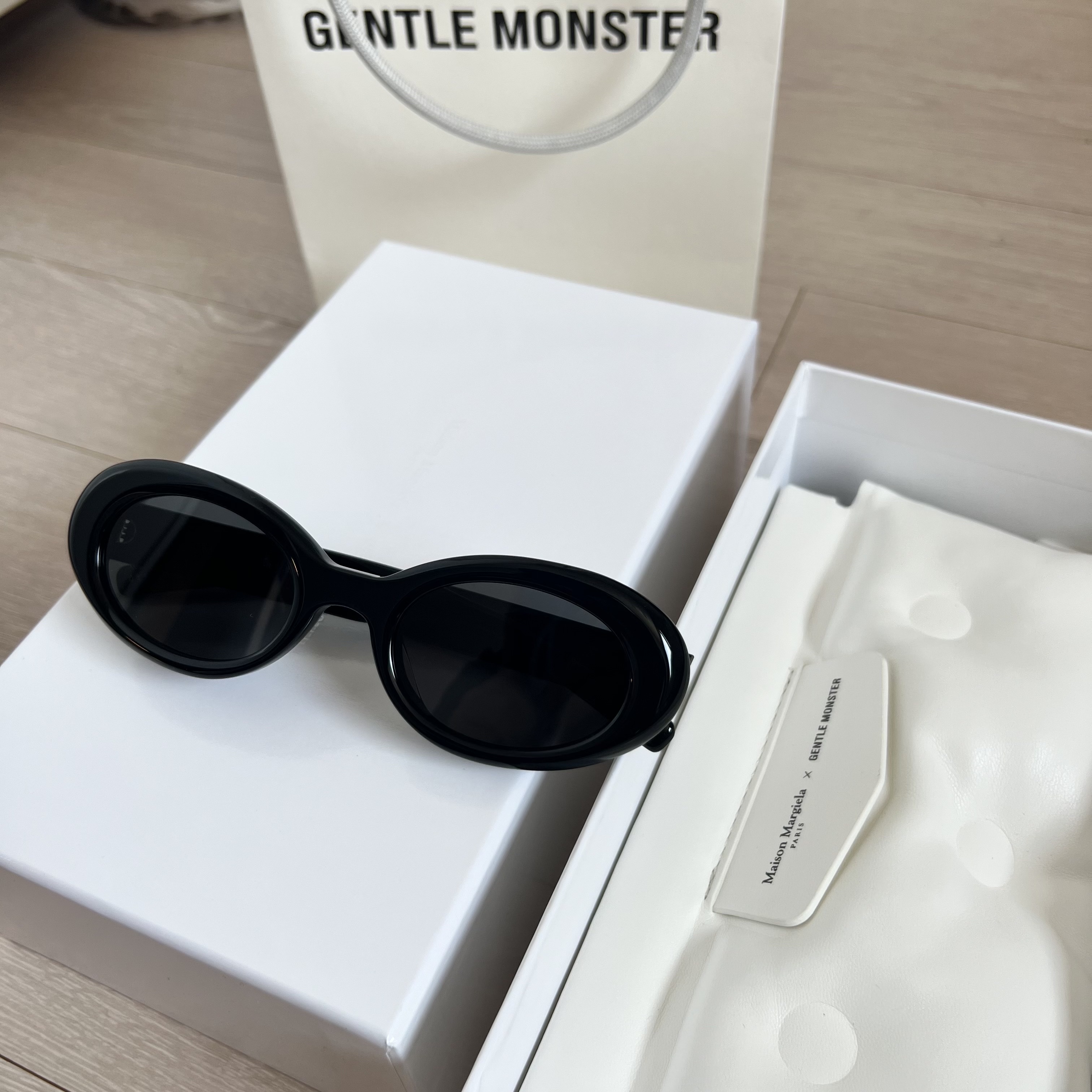 Gentle Monster x Maison Margiela MM005 Black Black 착용 스타일 - 1