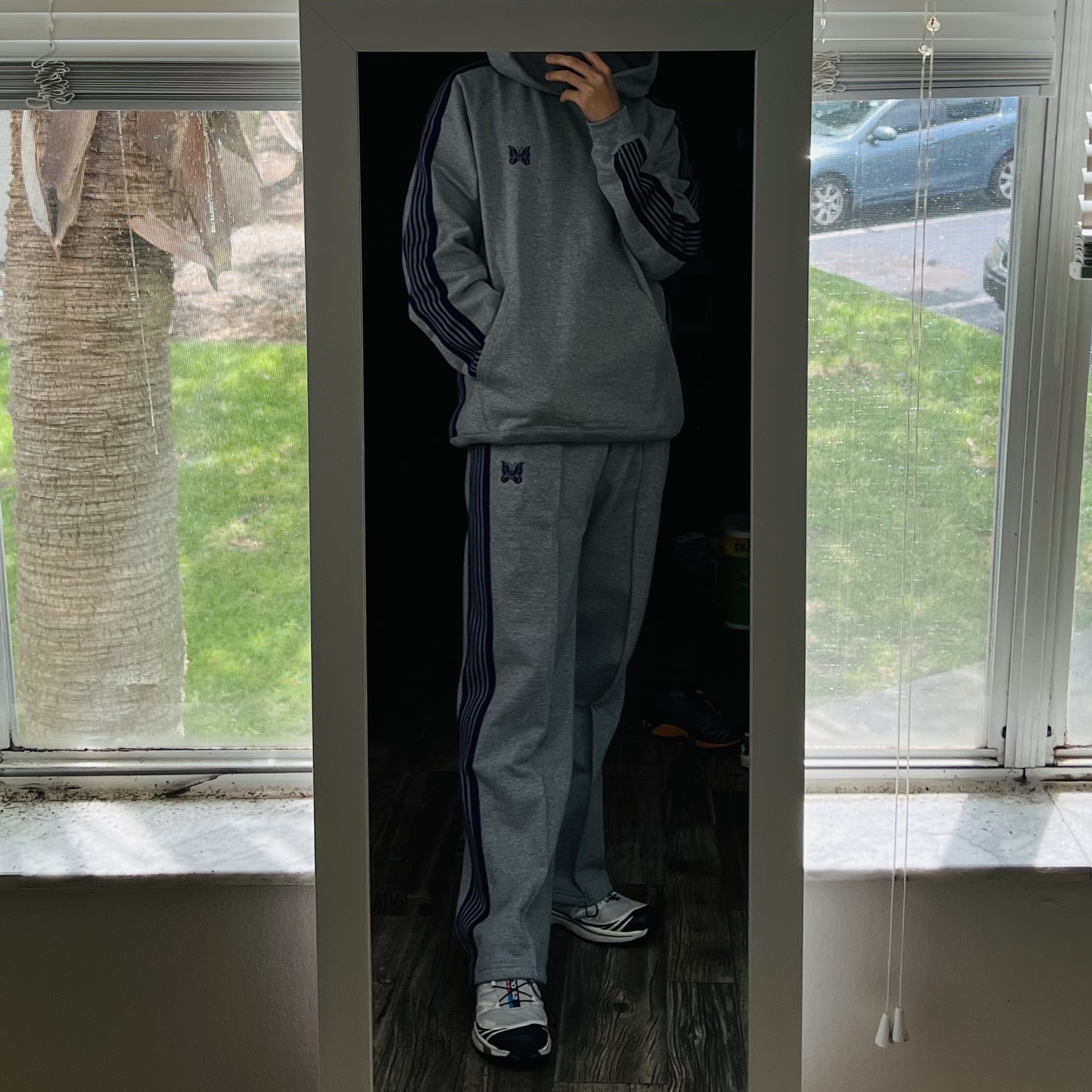 Salomon XT-6 Lunar Rock Dark Sapphire, Needles Track Hoodie Velour Heather Grey 착용 스타일