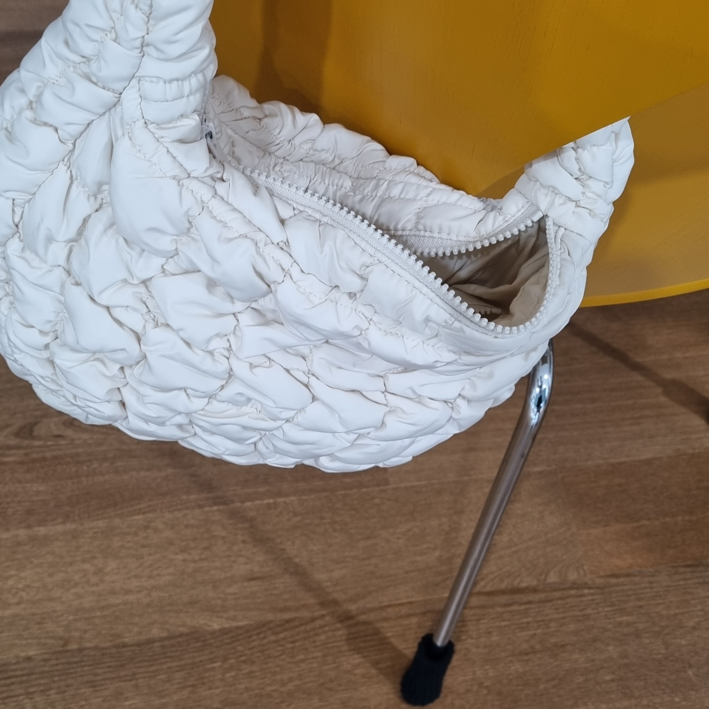 COS Quilted Mini Bag Cream 착용 스타일