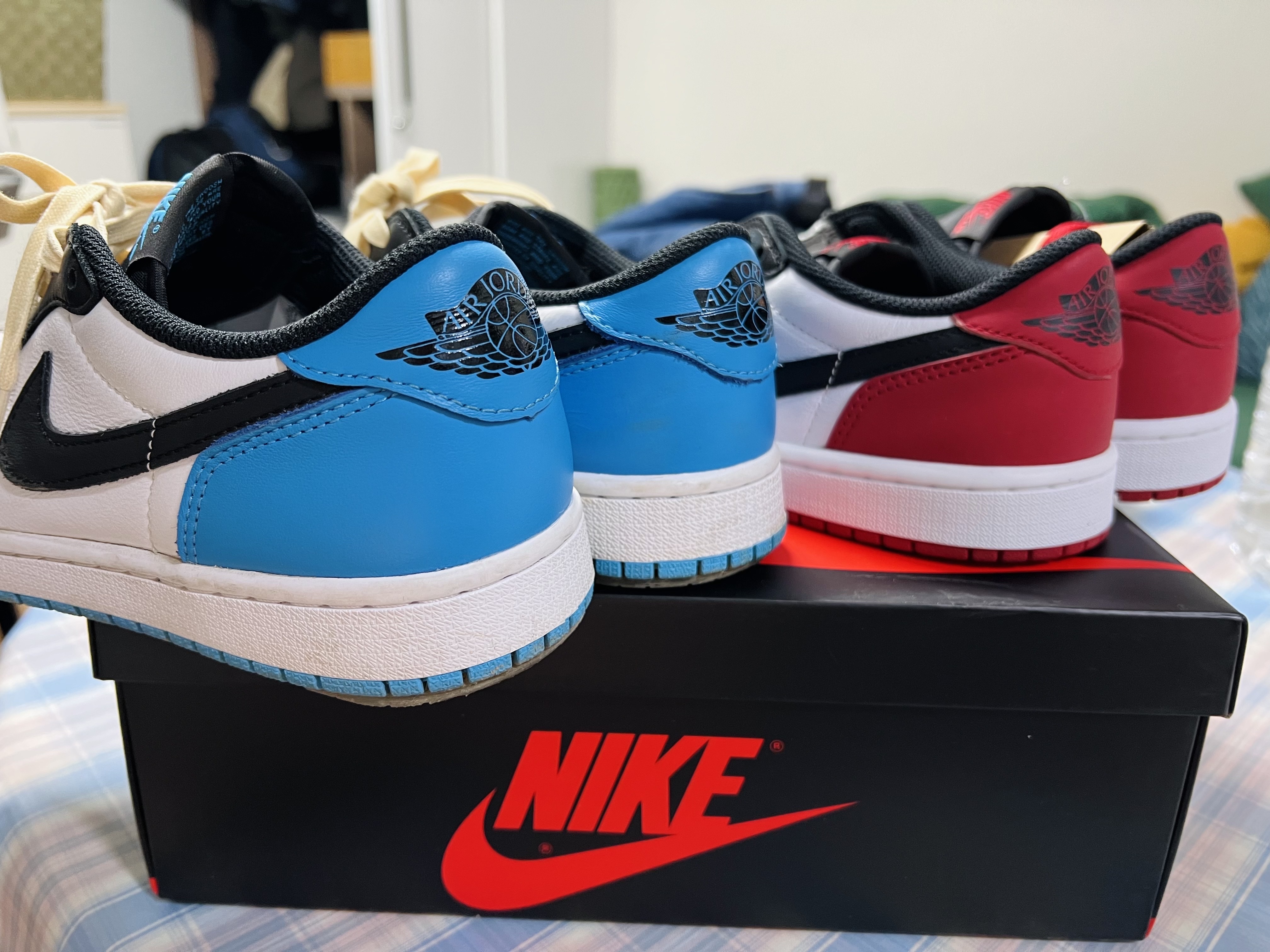 Jordan 1 Retro Low OG Black Toe, Jordan 1 Retro Low OG Black and Dark Powder Blue 착용 스타일 - 4