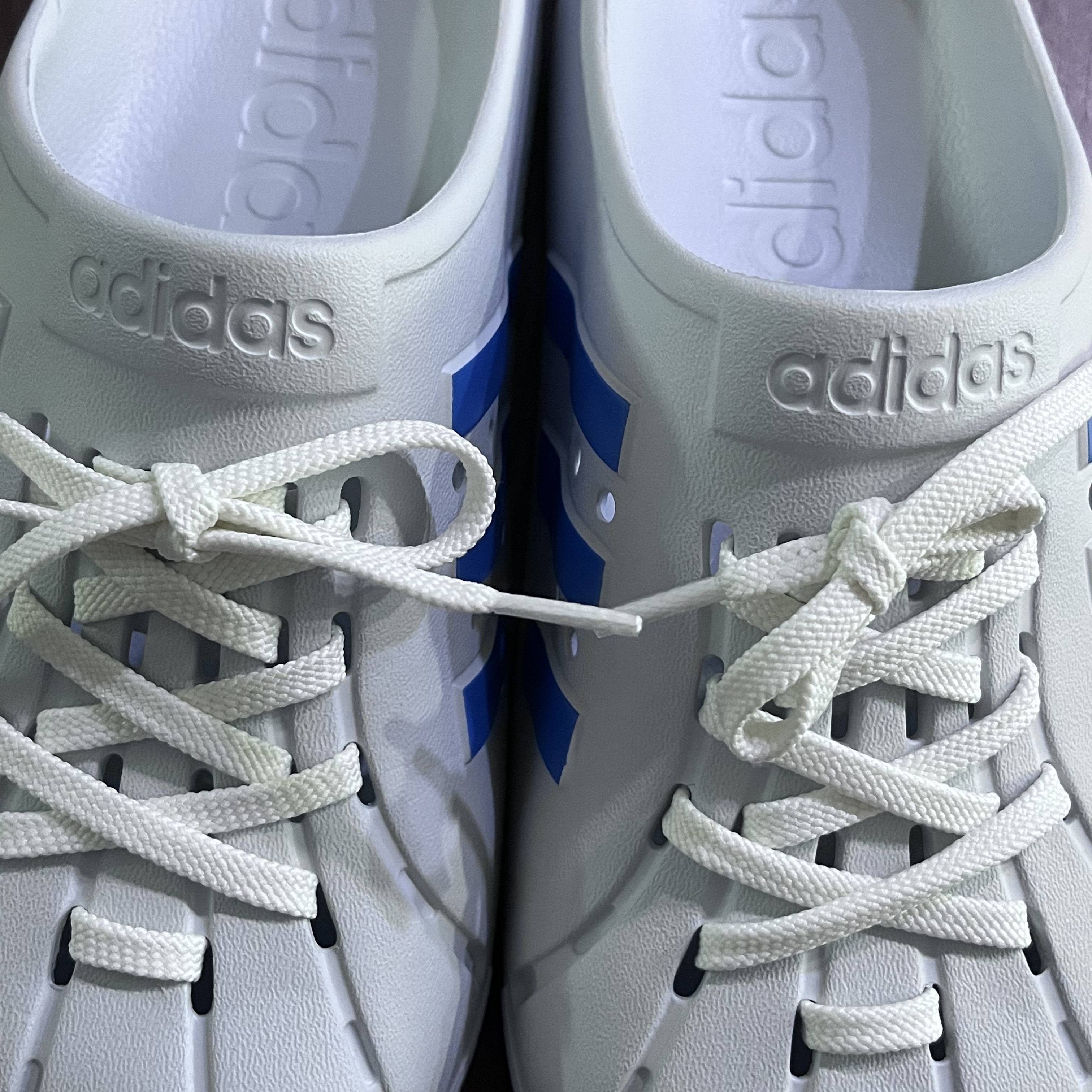 Adidas Adilette Clog Sky Blue 착용 스타일