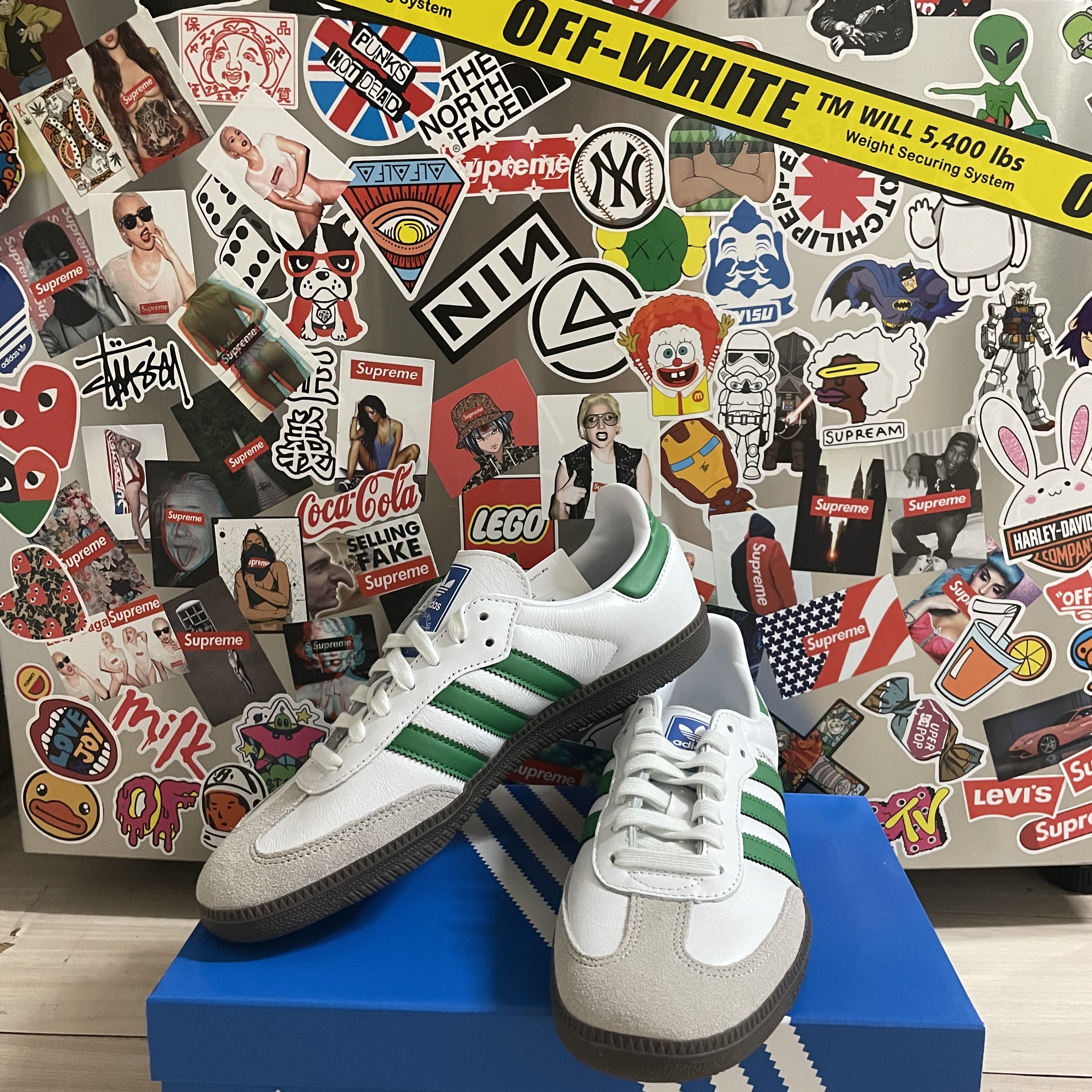 Adidas Samba OG White Green, Adidas Samba OG White Better Scarlet 착용 스타일 - 1