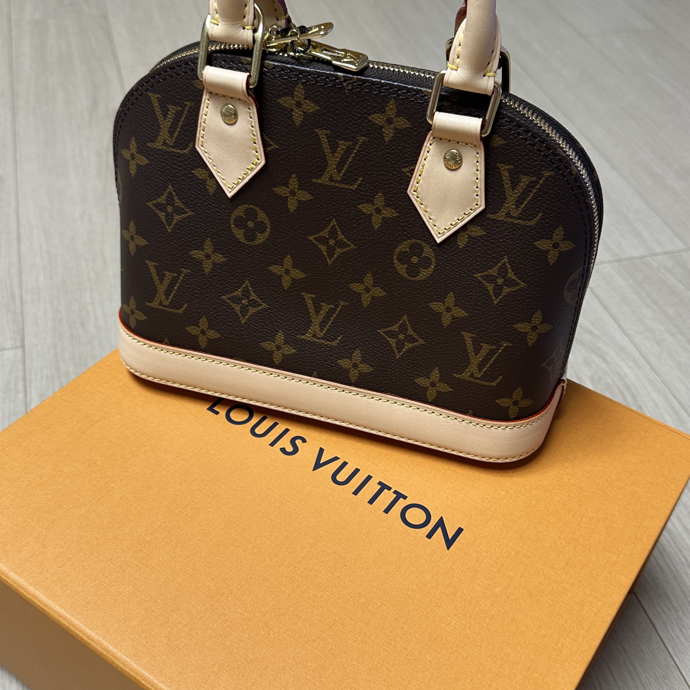 Louis Vuitton Alma BB Monogram 착용 스타일
