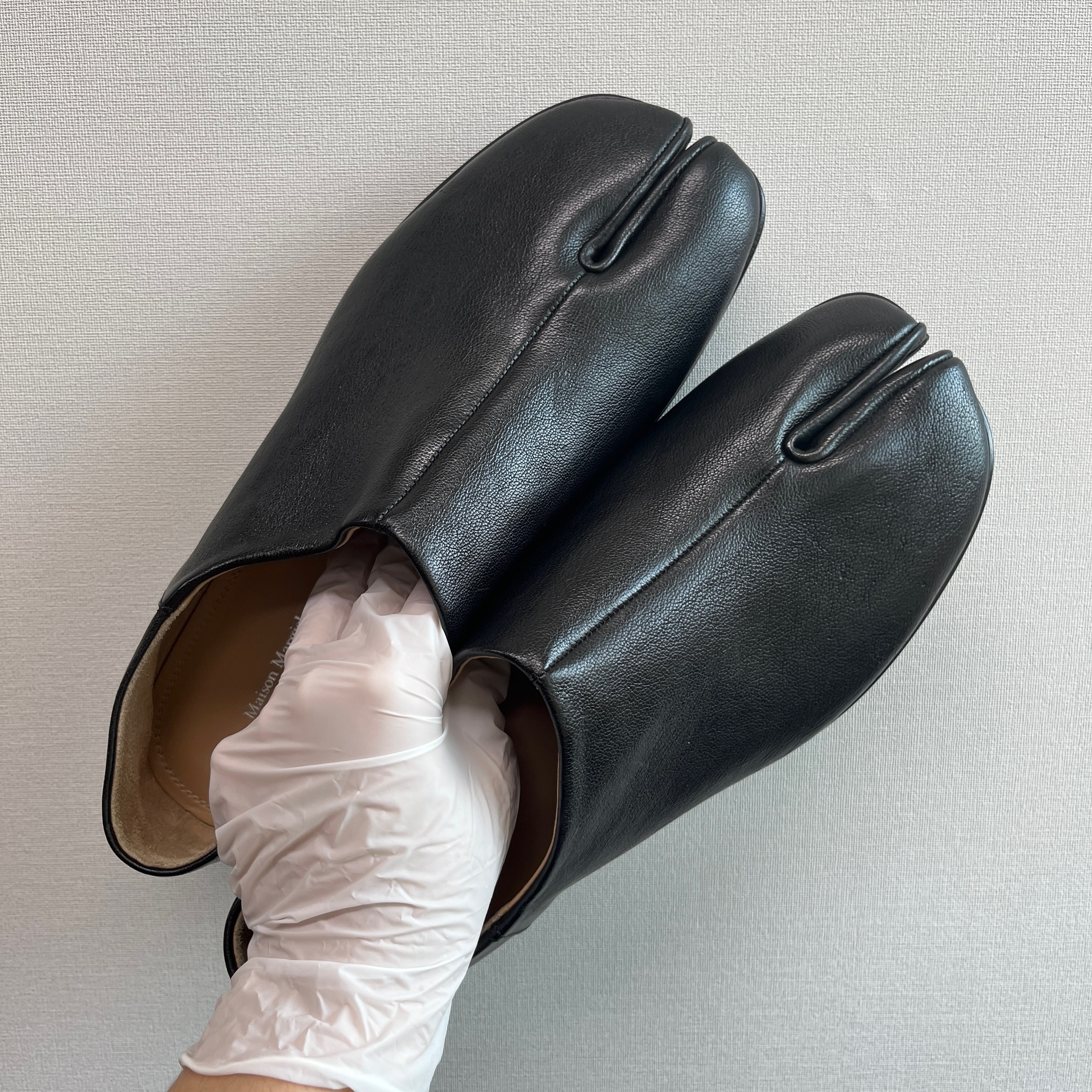 Maison Margiela Slip-On Tabi Shoes Black 착용 스타일 - 1
