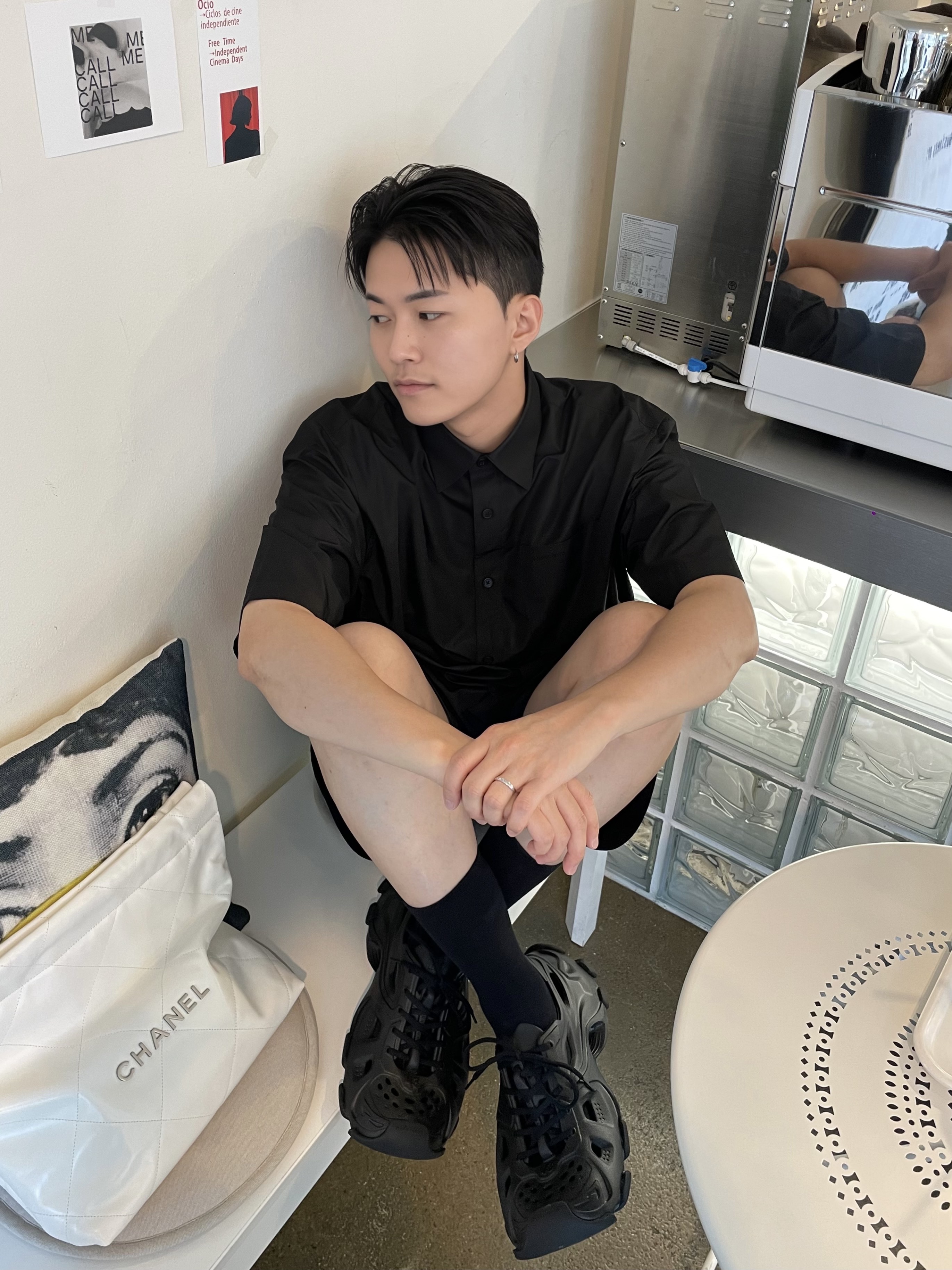 Balenciaga HD Lace-Up Sneakers Black, Balenciaga Arena Lambskin Aged Silver Hardware Le Cagole Medium Tote Bag Black 착용 스타일 - 1