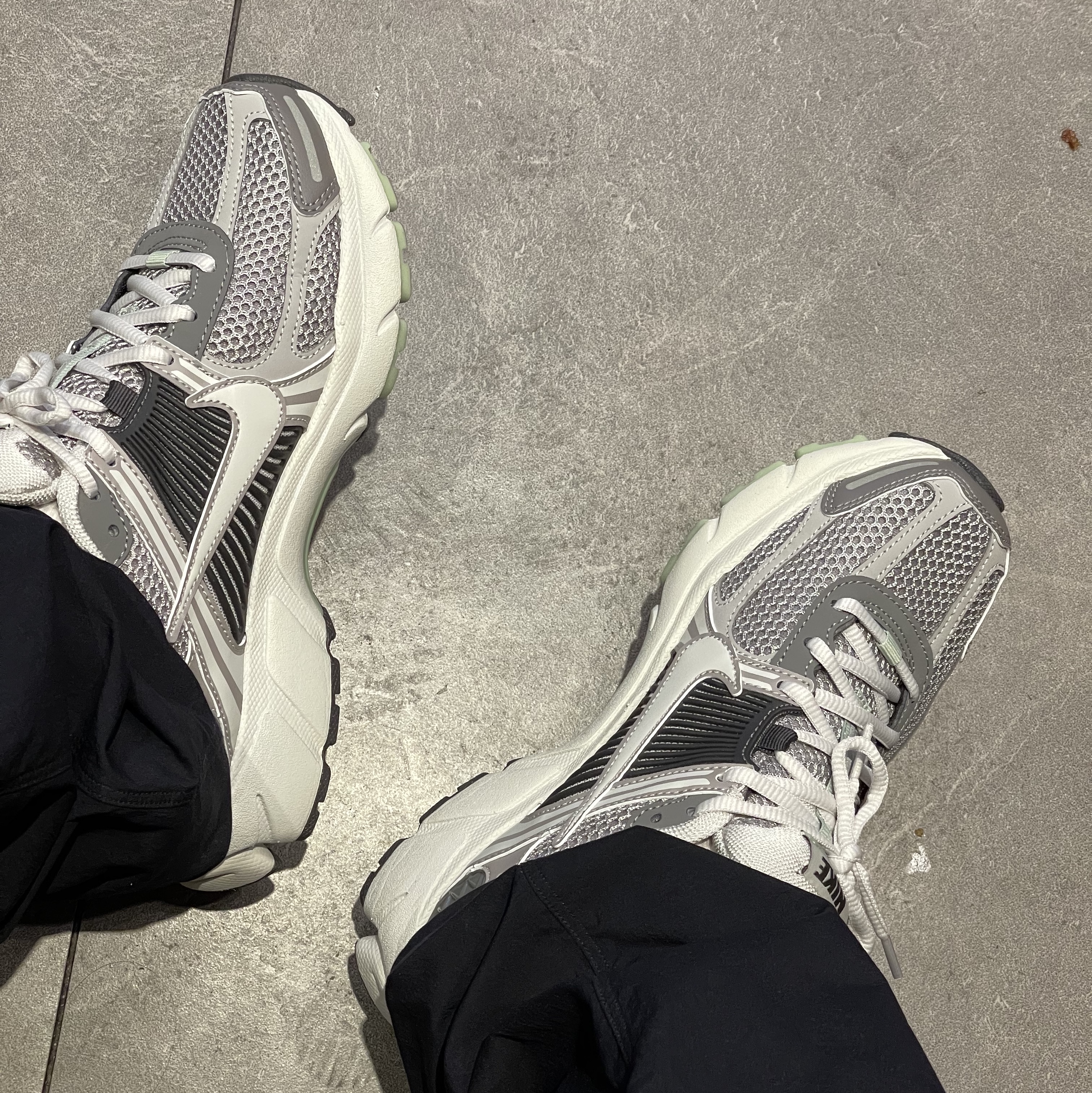 (W) Nike Zoom Vomero 5 Cobblestone and Flat Pewter 착용 스타일 - 2