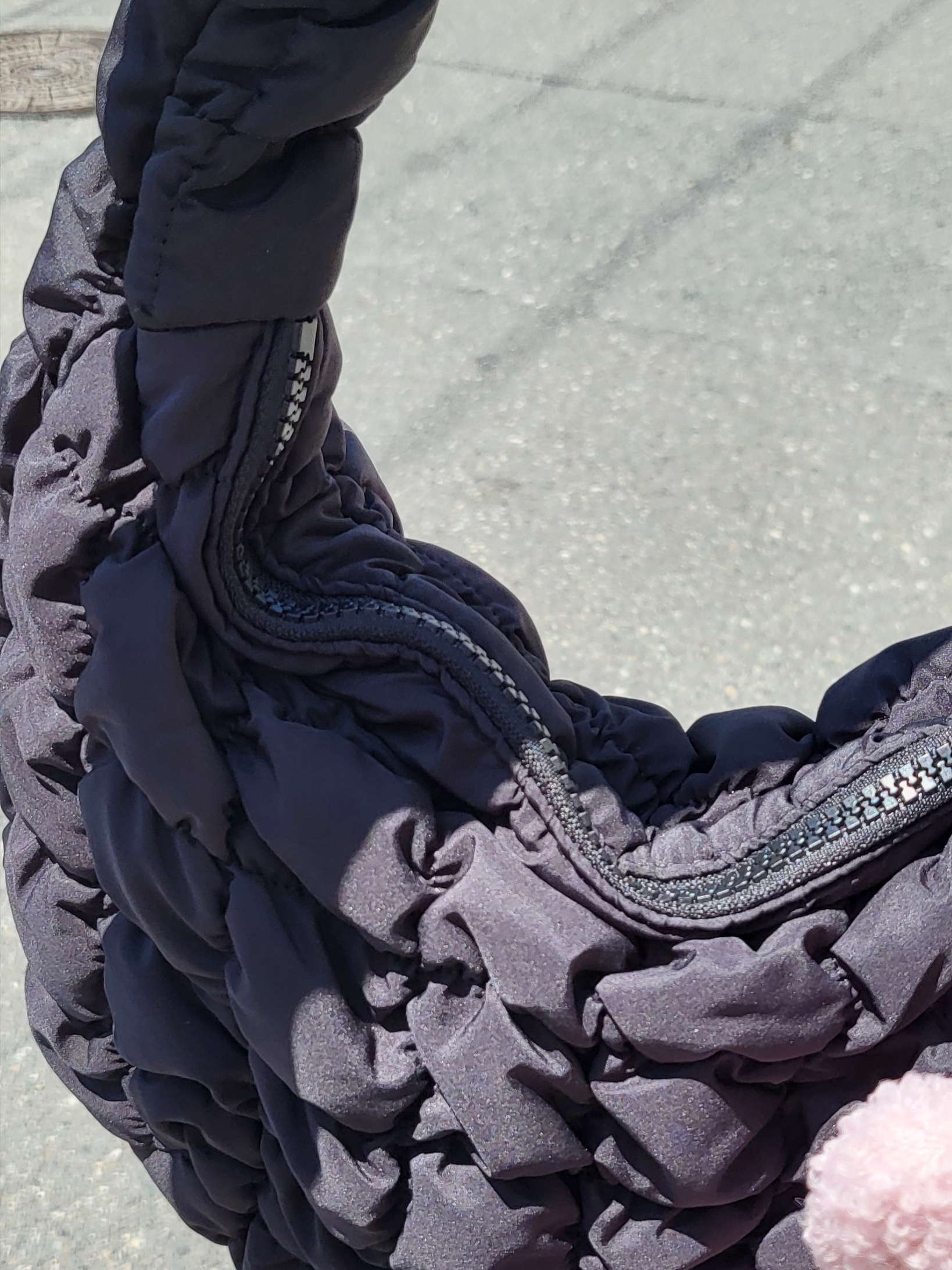 COS Quilted Mini Bag Black 착용 스타일 - 4