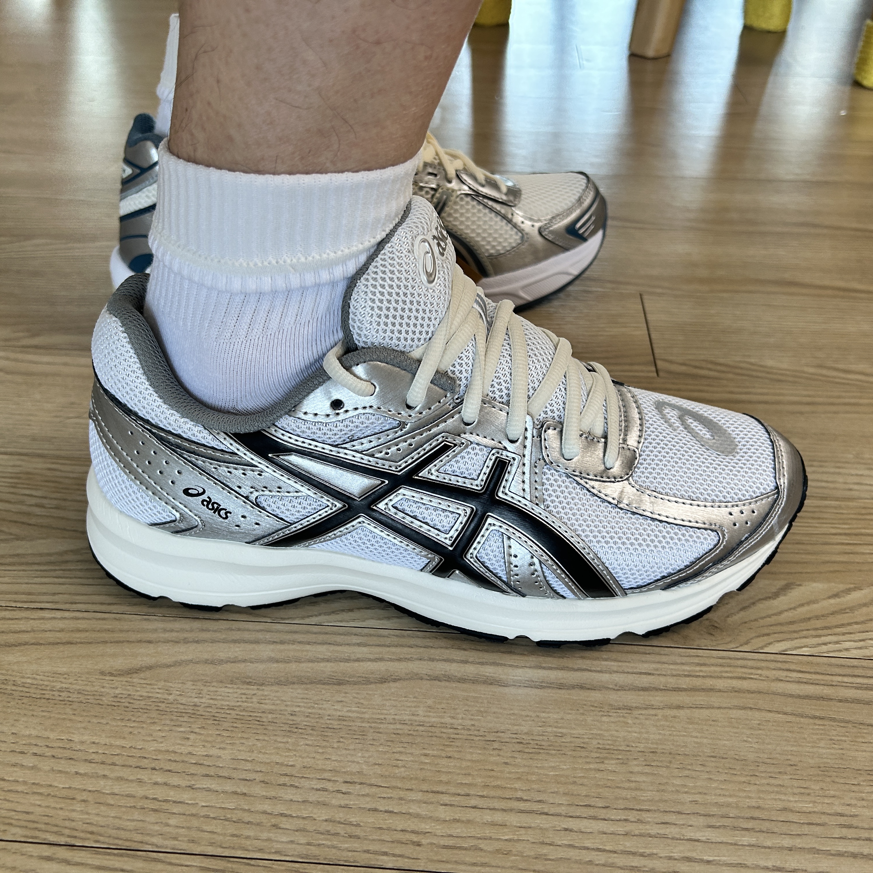 Asics Jog 100 S White Black - 2E Wide 착용 스타일 - 1
