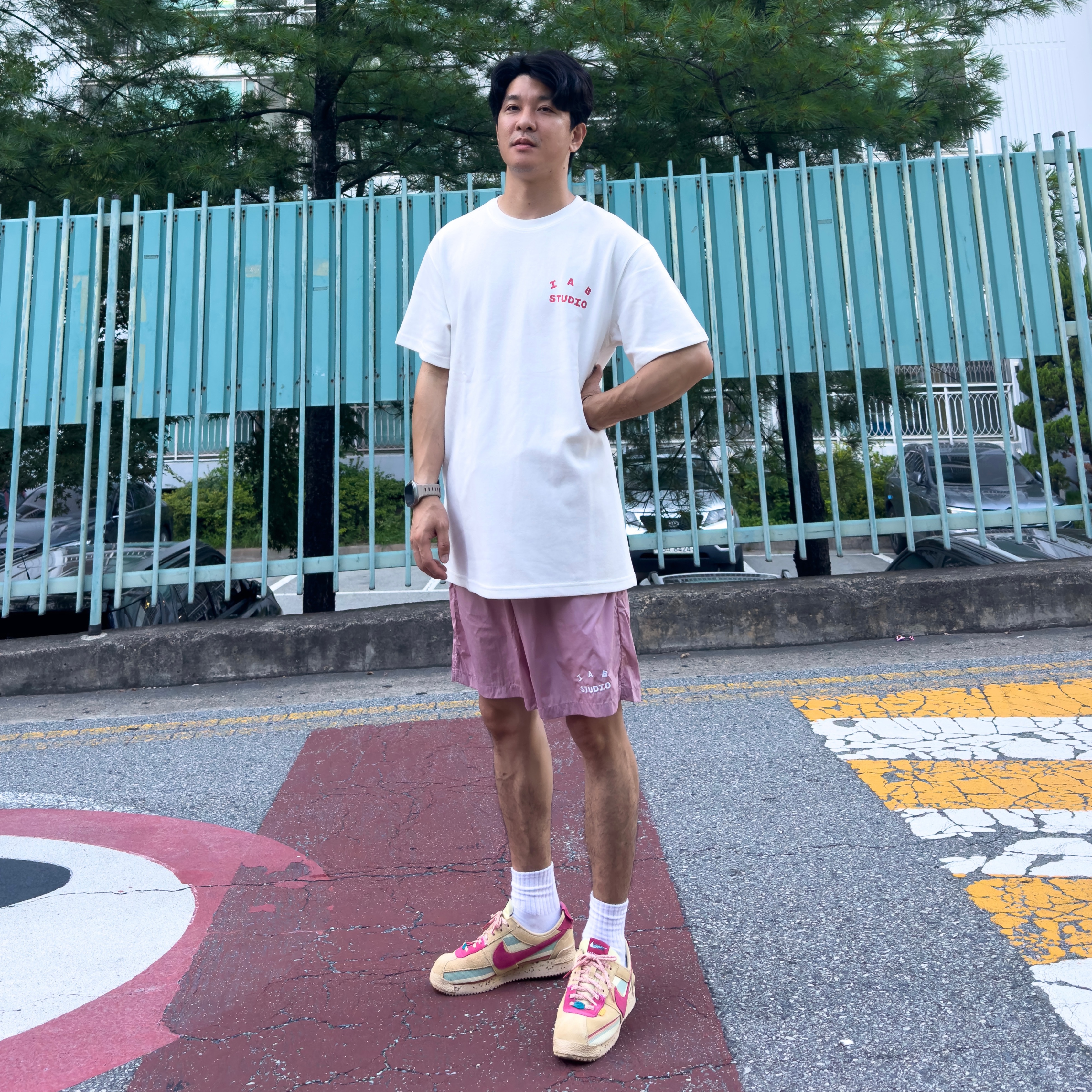 IAB Studio T-Shirt White - The Hyundai Seoul Exclusive, IAB Studio Woven Shorts Pink - The Hyundai Seoul Exclusive 착용 스타일 - 1