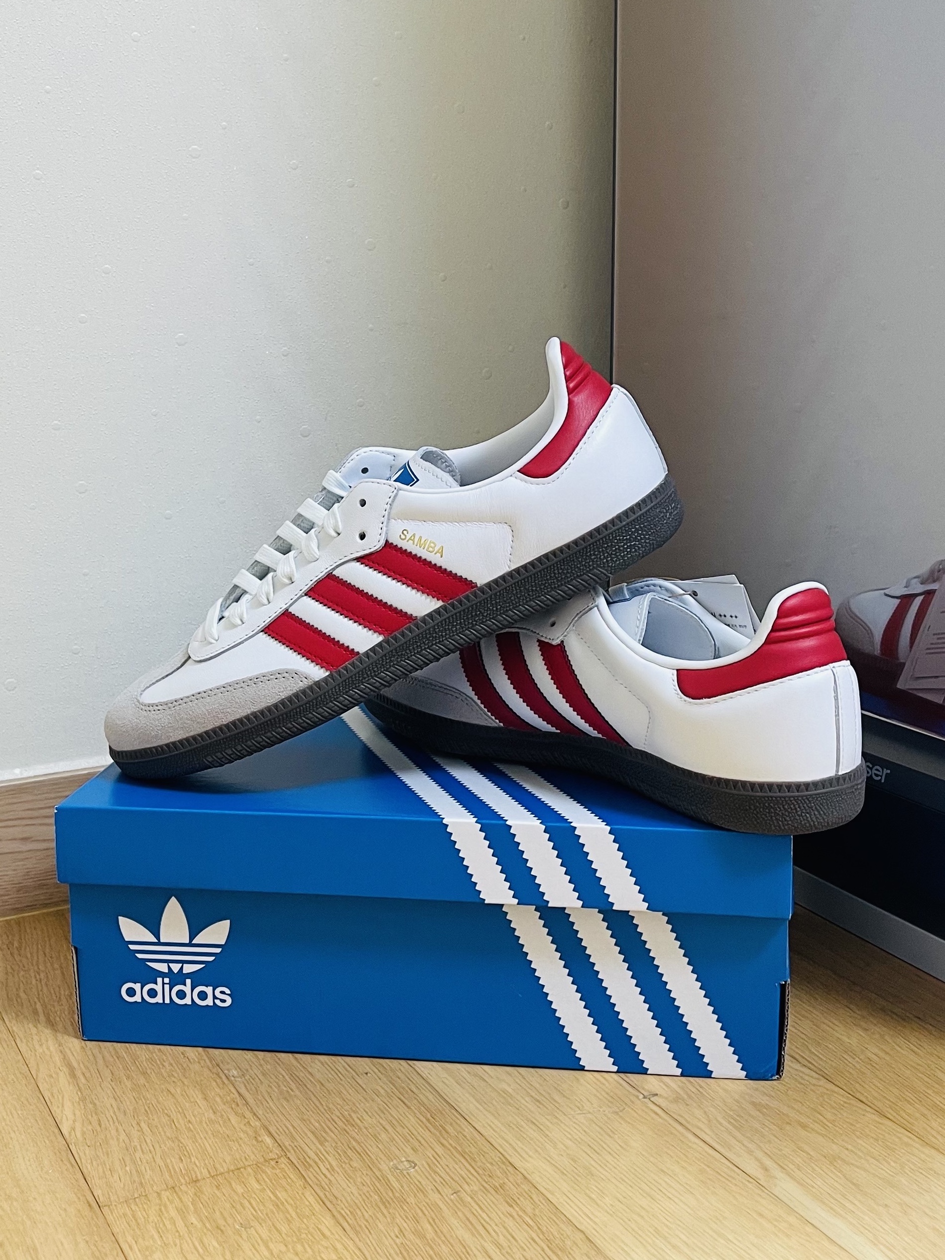 Adidas Samba OG White Better Scarlet 착용 스타일