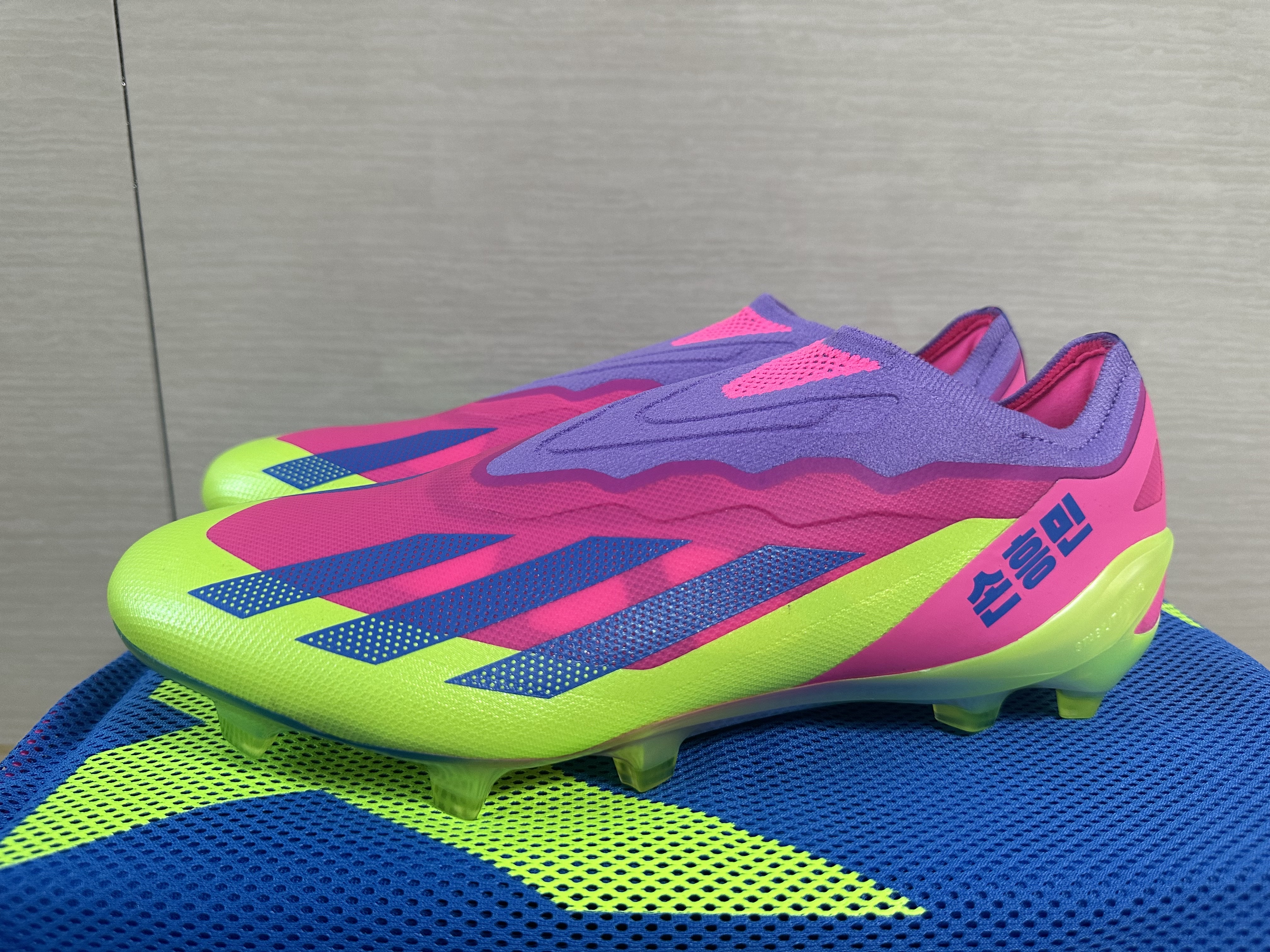 Adidas X Crazyfast HMS.1 Laceless FG Lucid Lemon Lucid Pink 착용 스타일