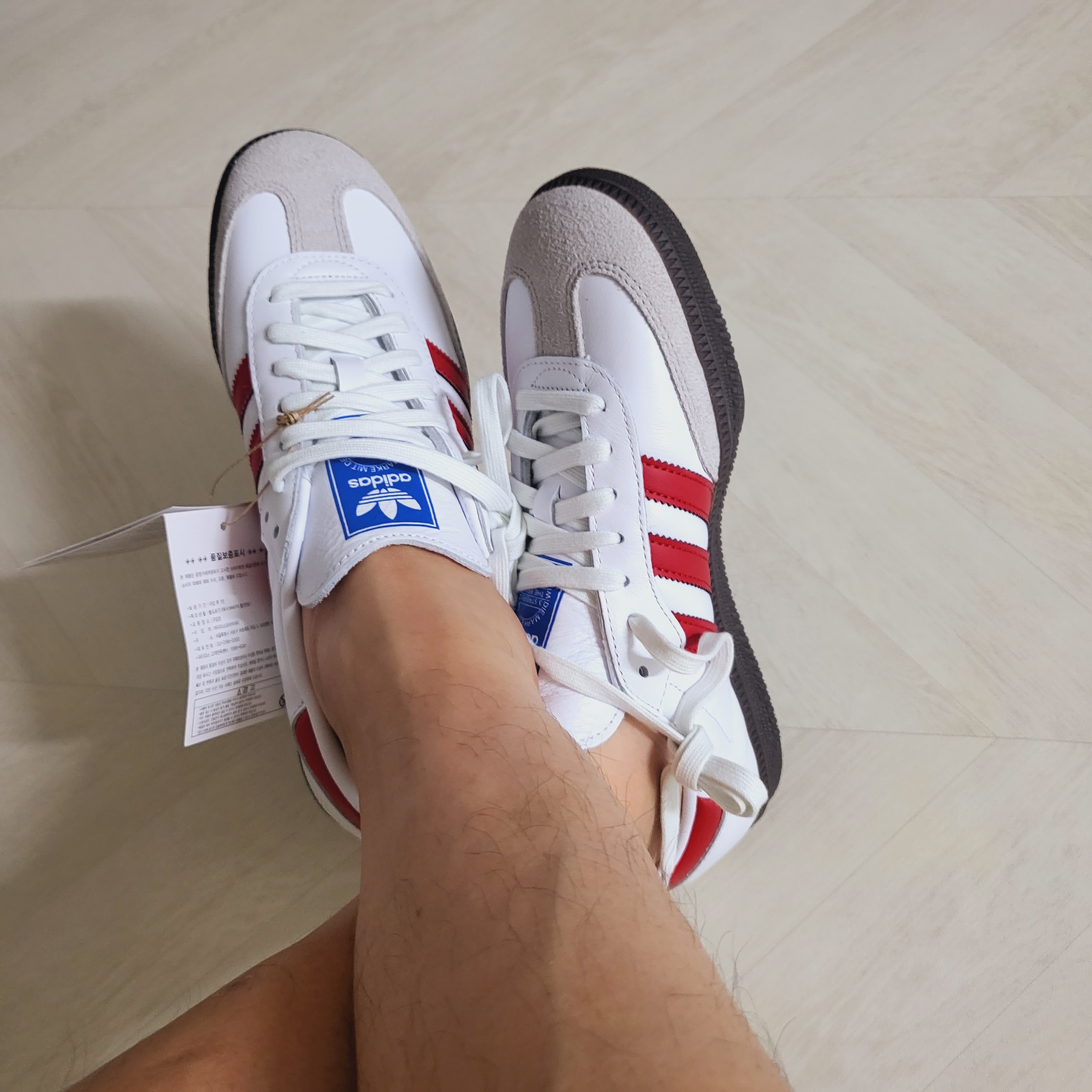 Adidas Samba OG White Better Scarlet 착용 스타일 - 2