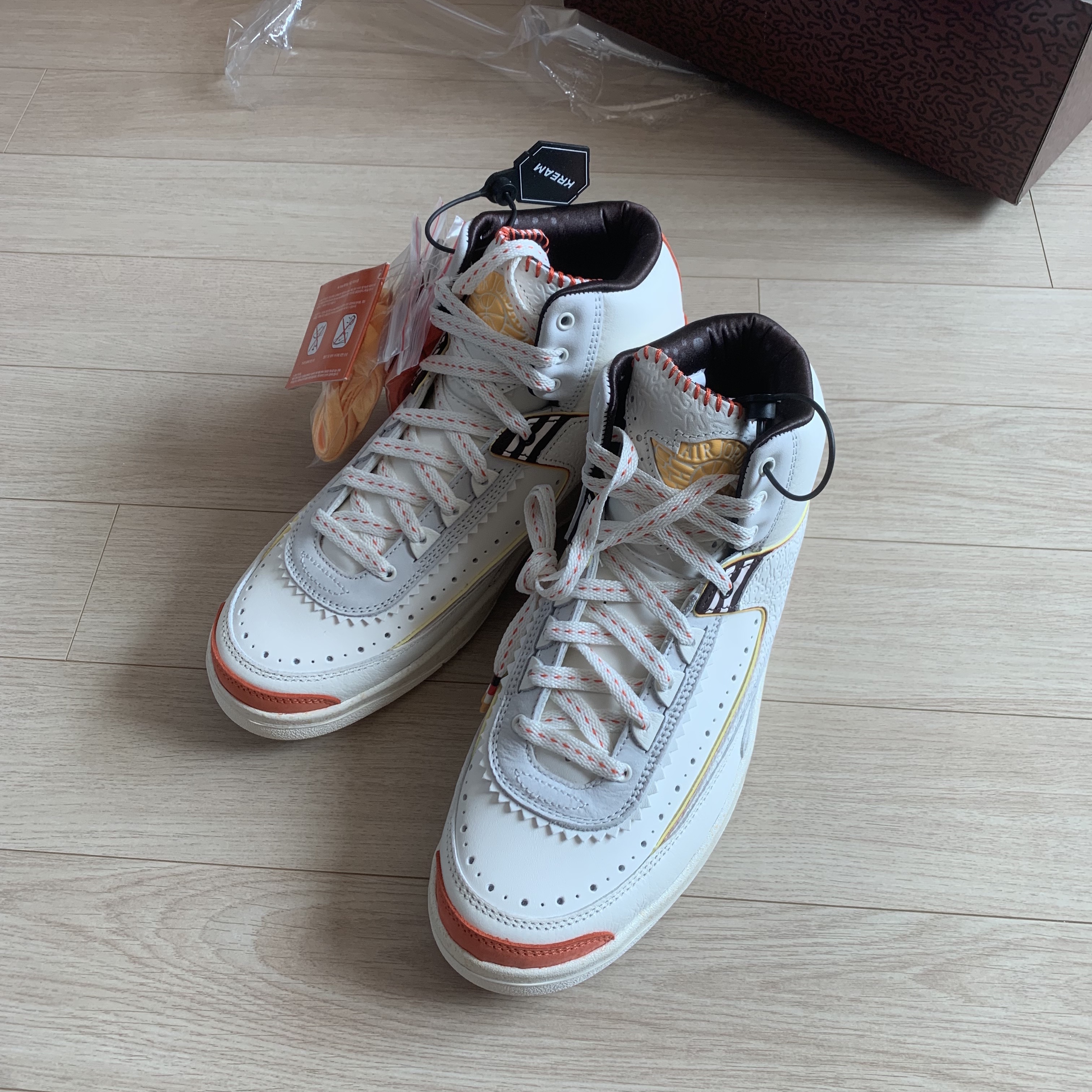 Jordan 2 x Maison Chateau Rouge Retro SP Orange and Sail 착용 스타일 - 2