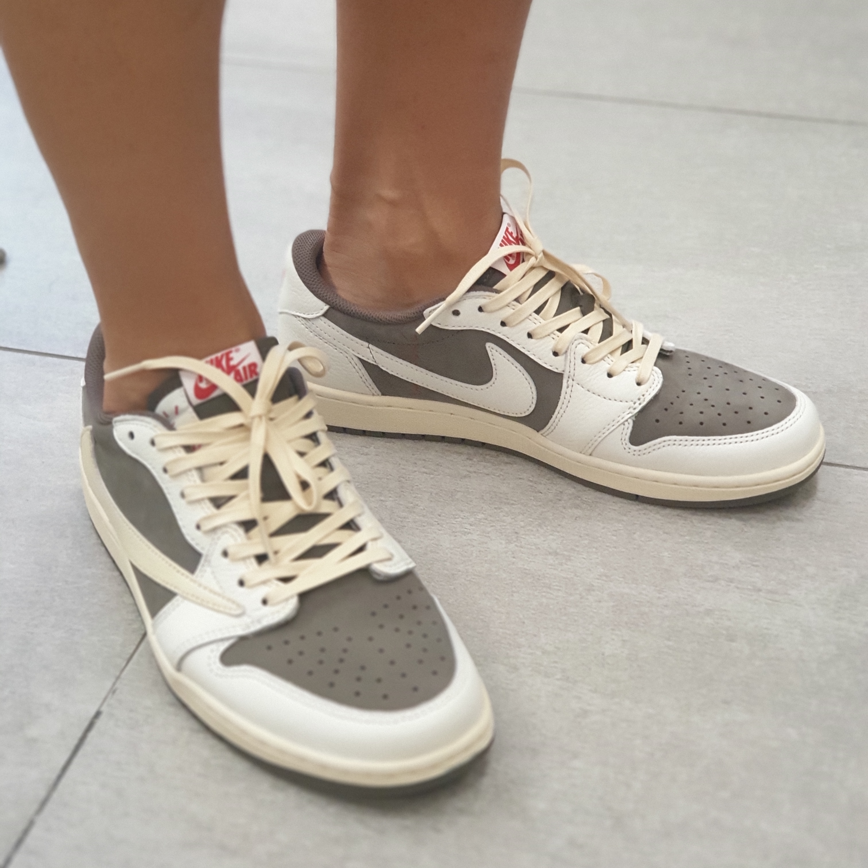 Jordan 1 x Travis Scott Retro Low OG SP Sail and Ridgerock 착용 스타일 - 1