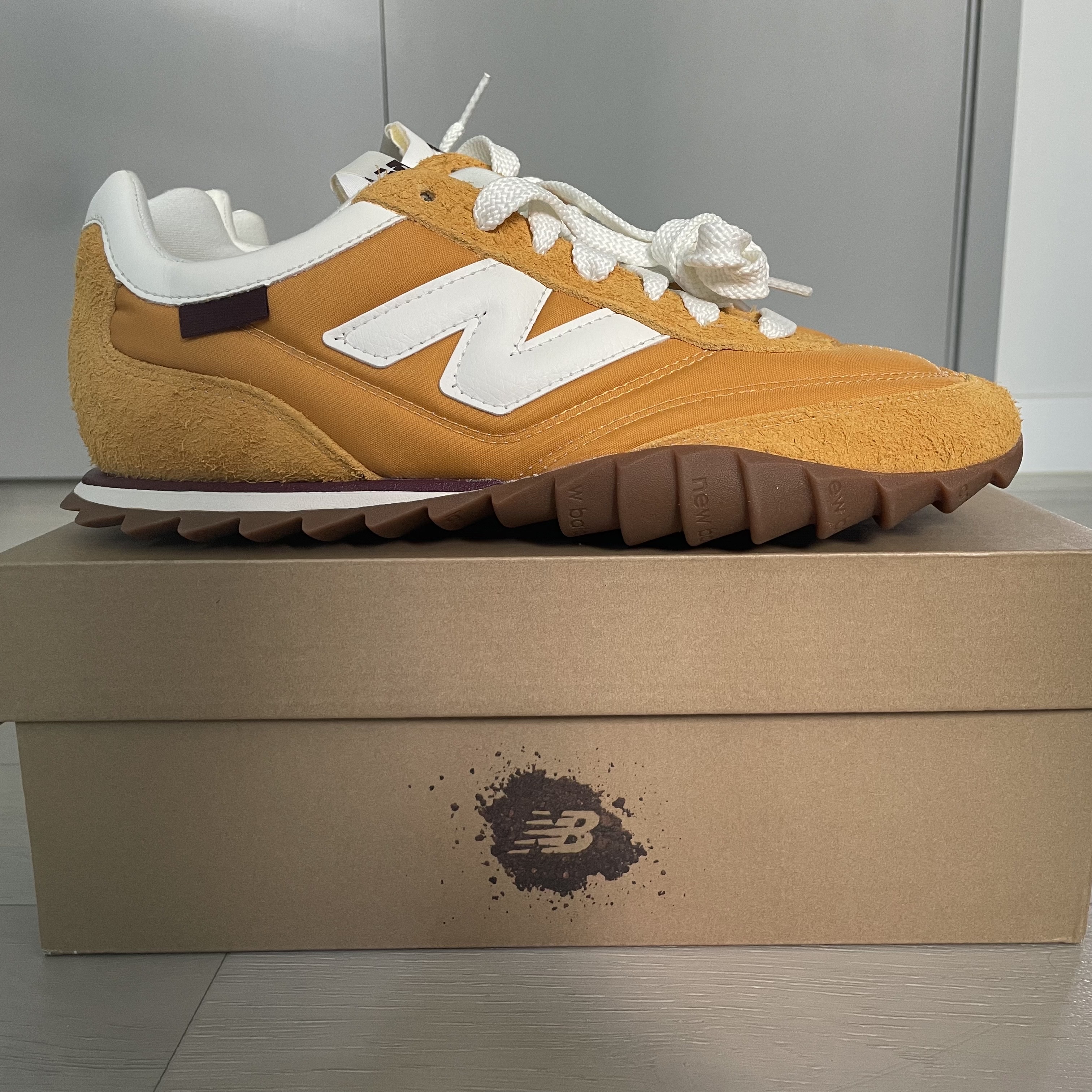 New Balance x Donald Glover RC30 Golden Hour 착용 스타일 - 4