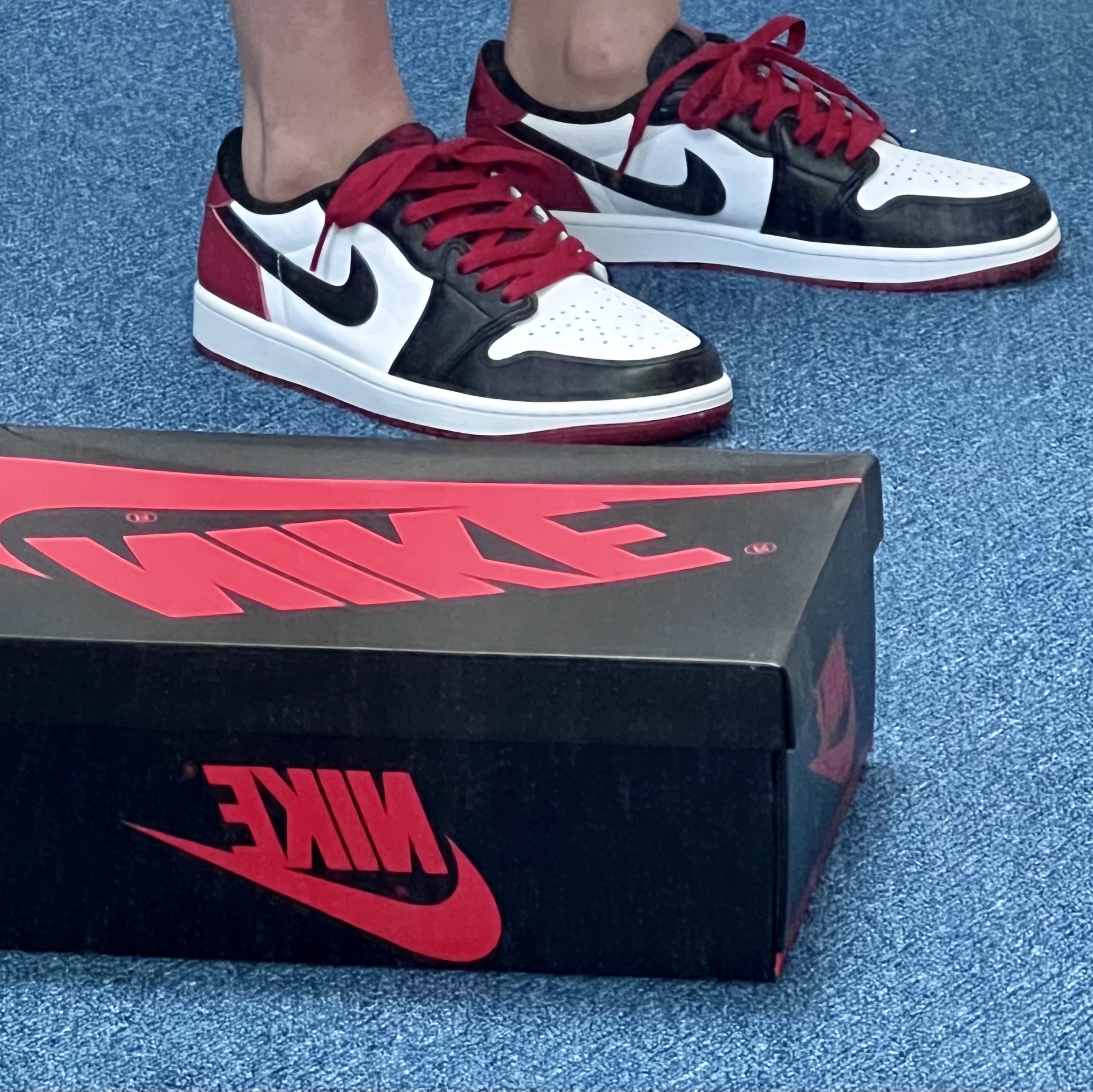 Jordan 1 Retro Low OG Black Toe 착용 스타일 - 2