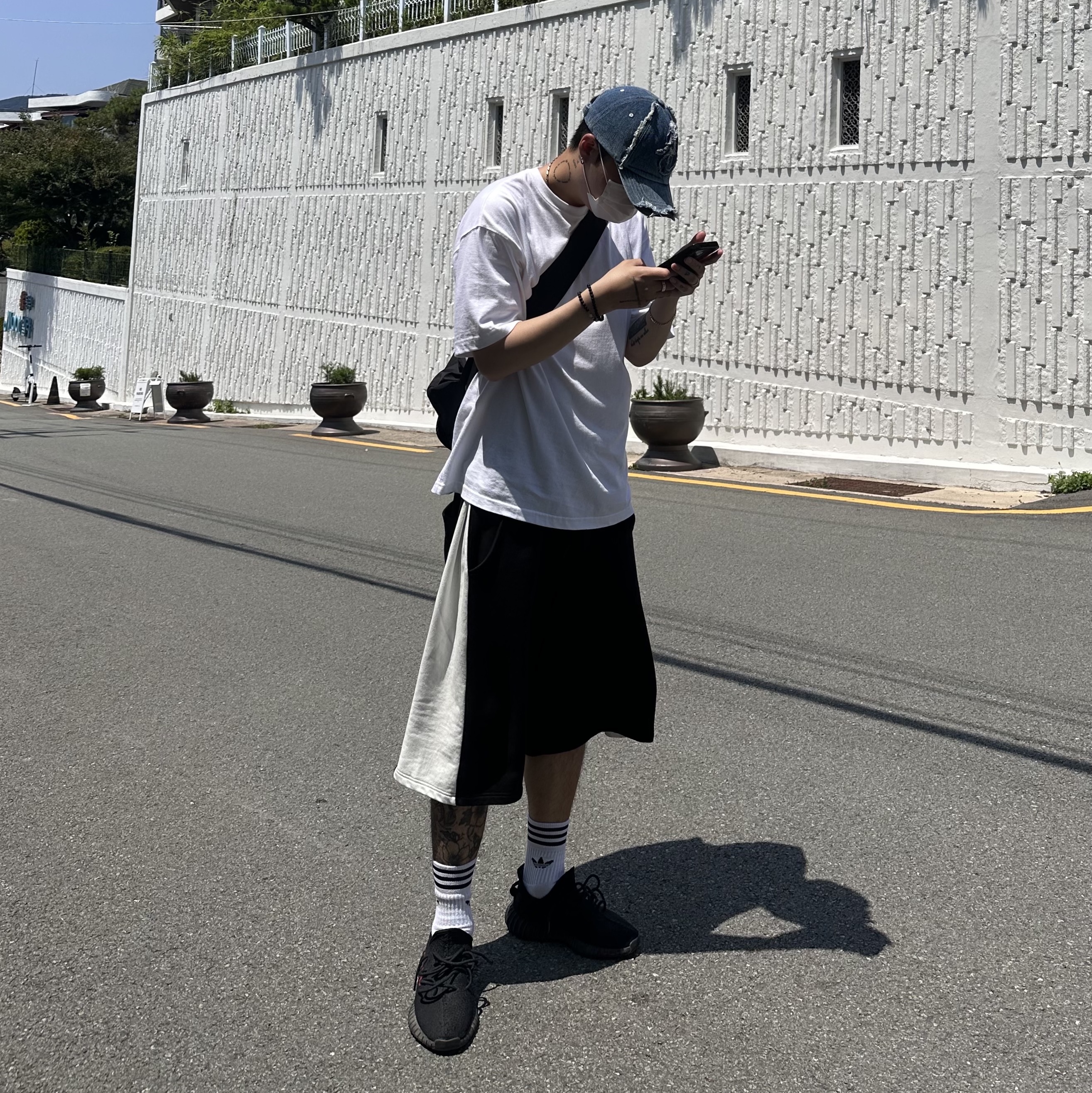 [KREAM 단독] Etce Damaged Denim Cap Blue, Adidas Yeezy Boost 350 V2 Black Red 2020 착용 스타일 - 4