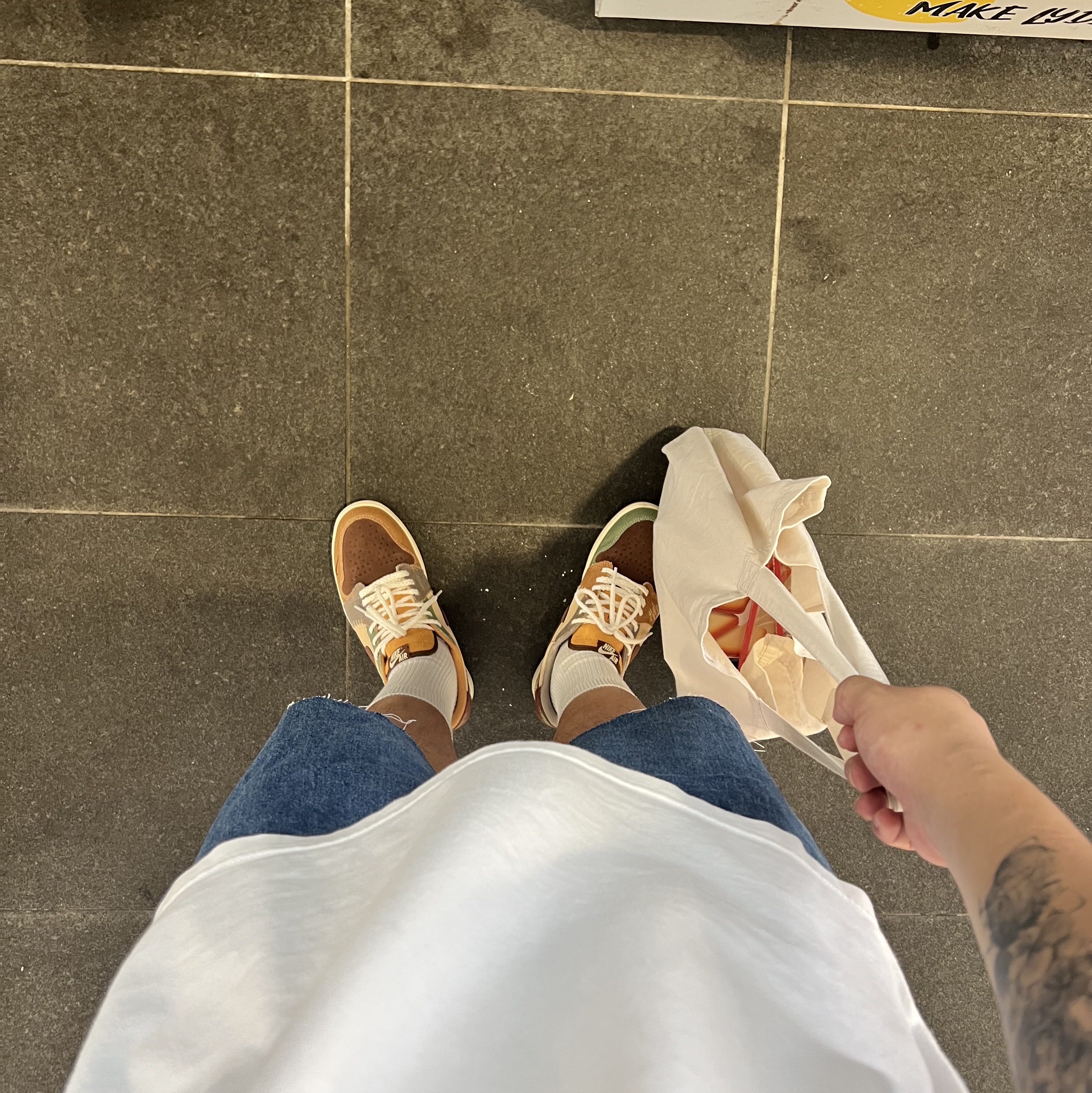 Jordan 1 x Zion Williamson Retro Low OG Flax and Oil Green 착용 스타일