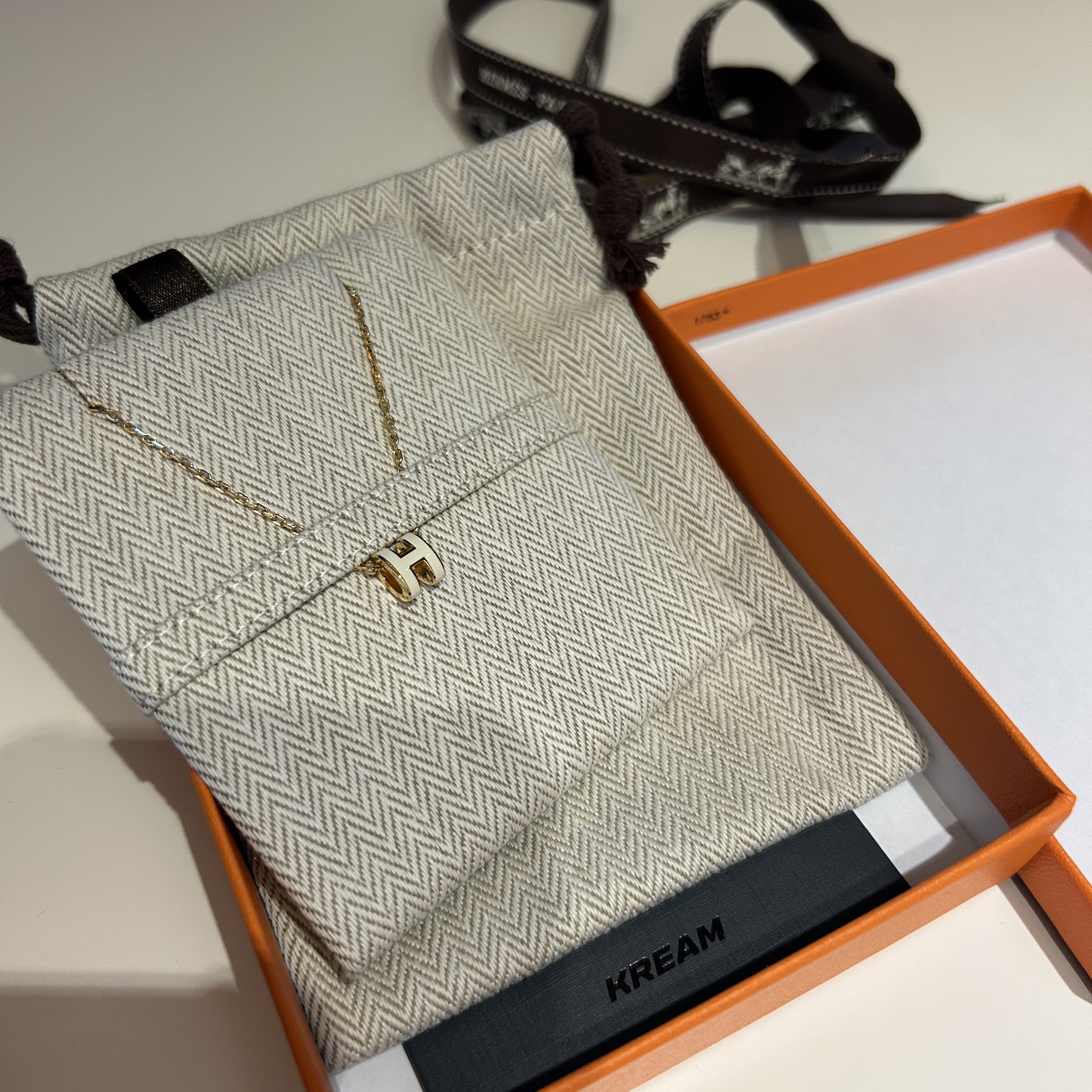 (W) Hermes Mini Pop H Pendant Gold & Blanc 착용 스타일