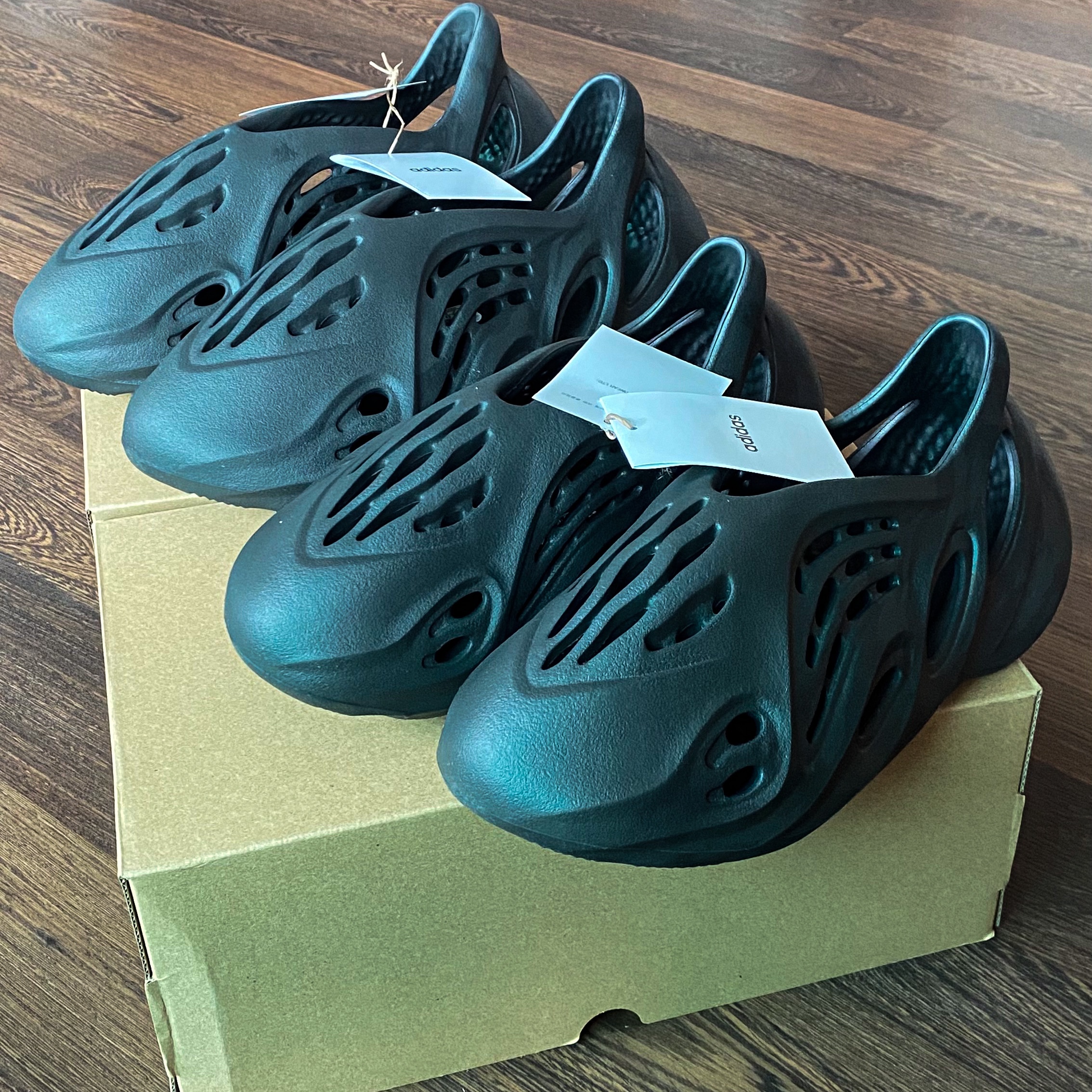 Adidas Yeezy Foam RNNR Onyx 착용 스타일