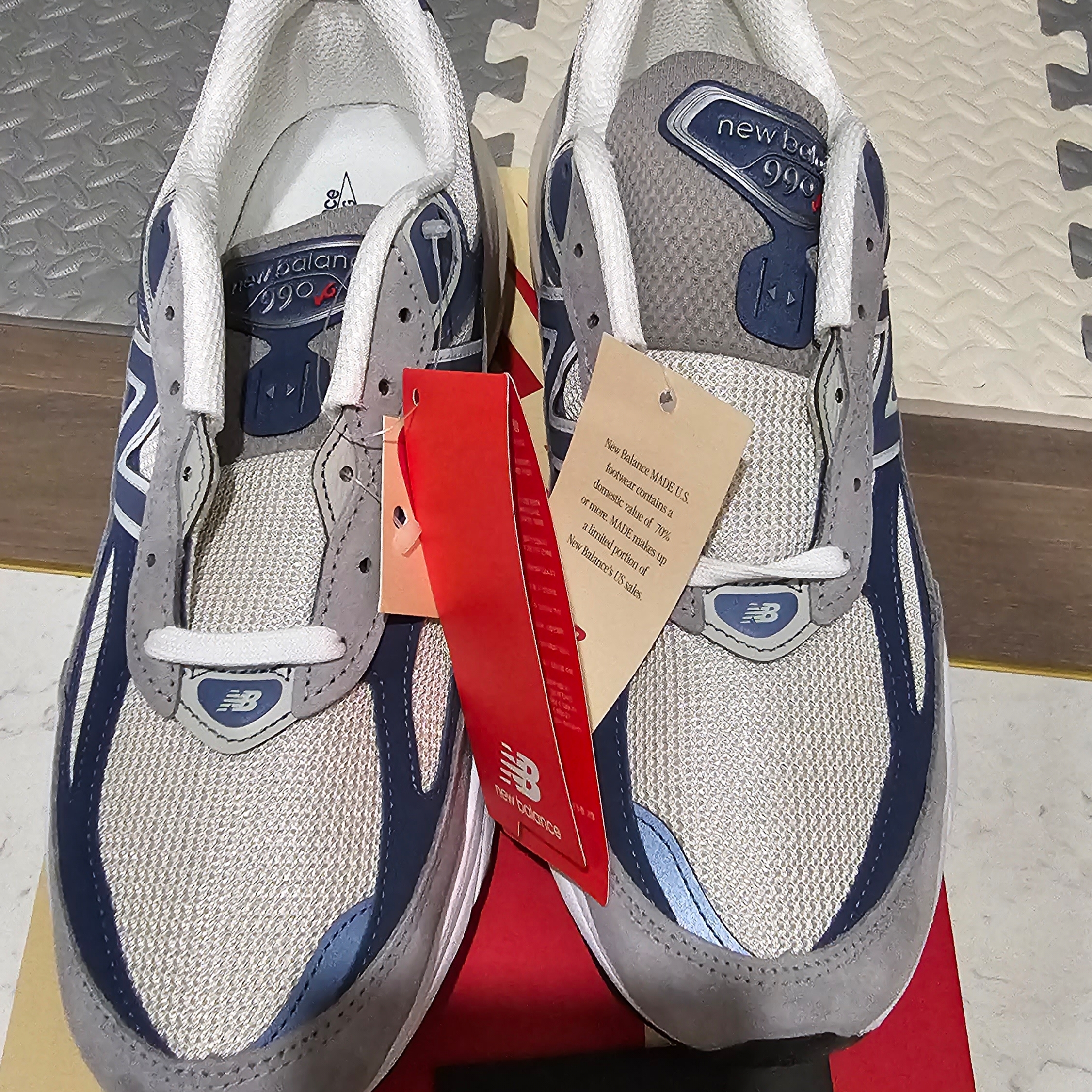New Balance 990v6 Made in USA Gray Suede 착용 스타일 - 2