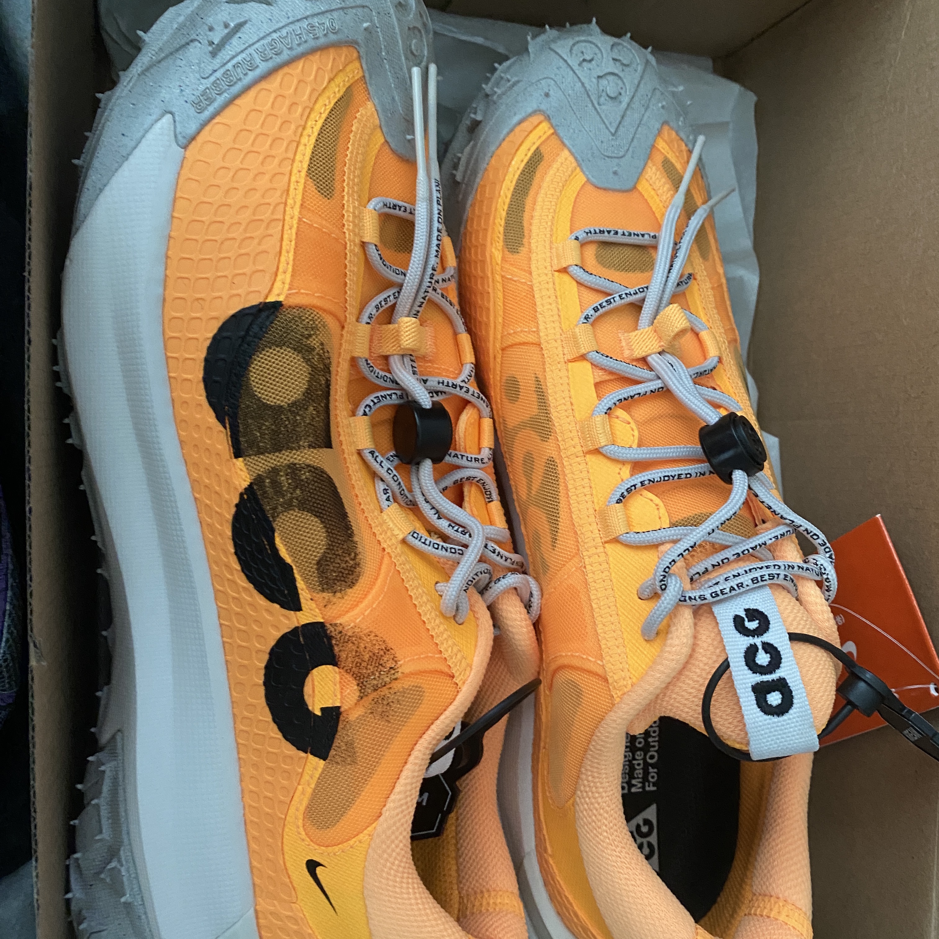 Nike ACG Mountain Fly 2 Low Laser Orange 착용 스타일