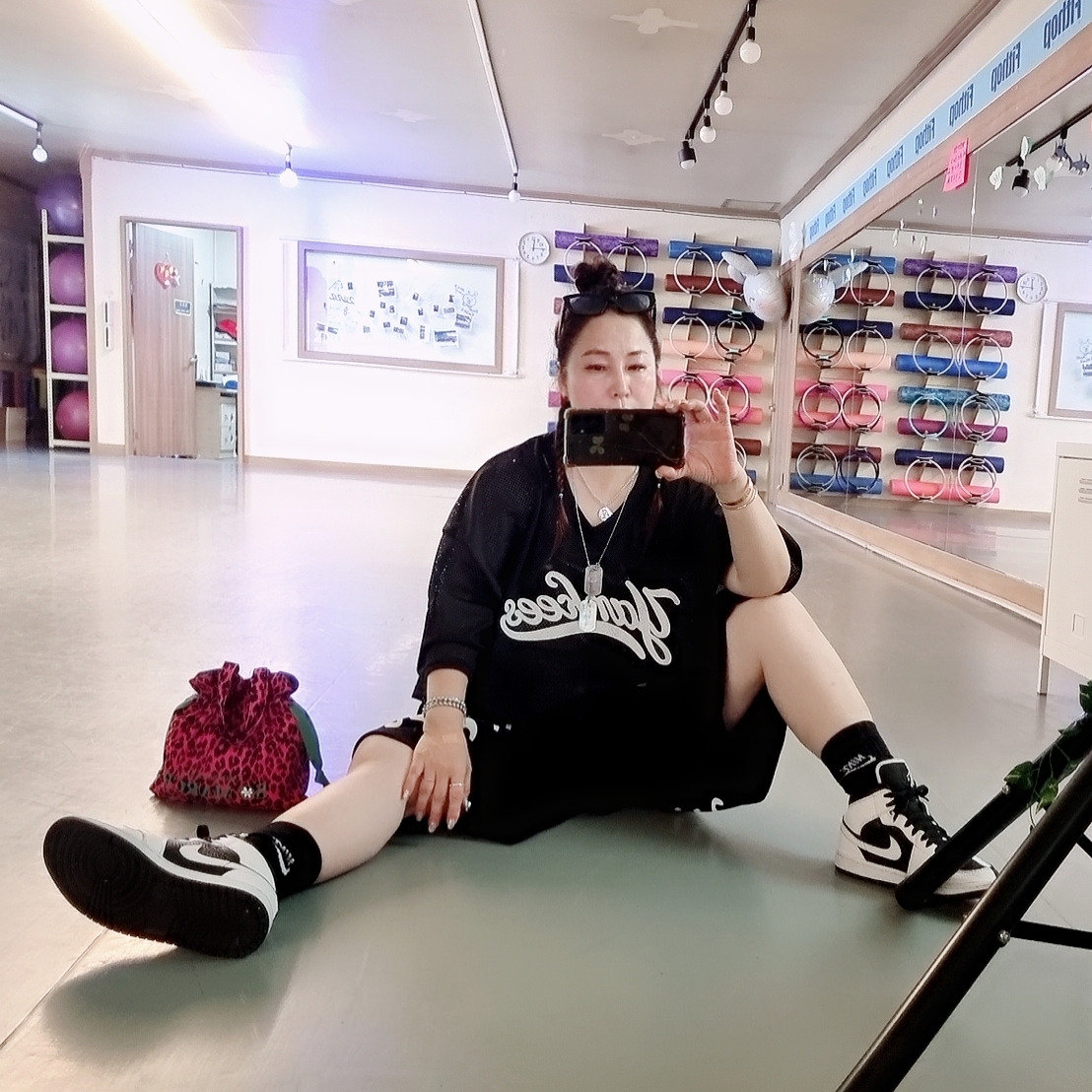 (W) Jordan 1 Mid SE Black White 착용 스타일 - 2