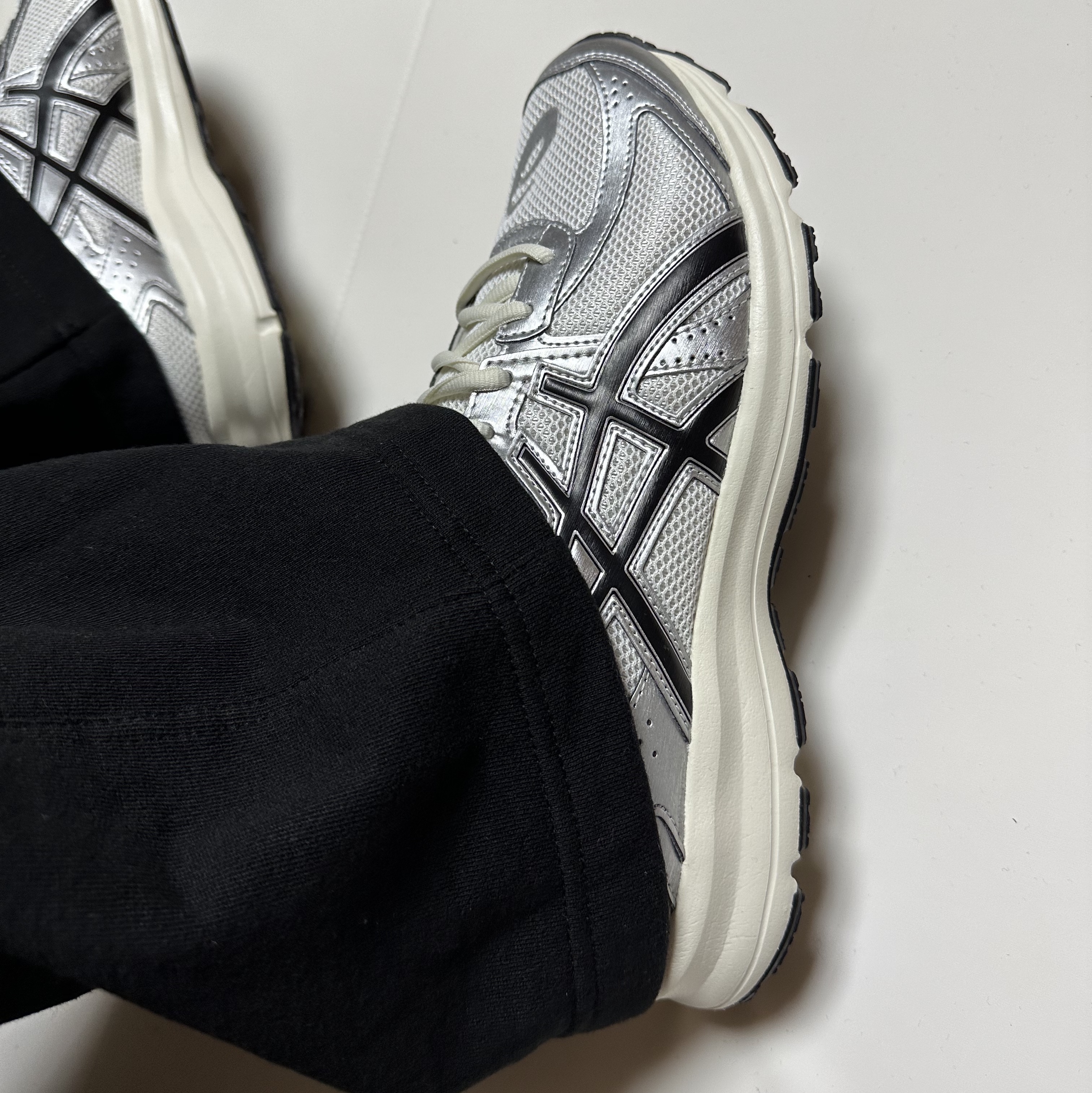 Asics Jog 100 S White Black - 2E Wide 착용 스타일 - 5