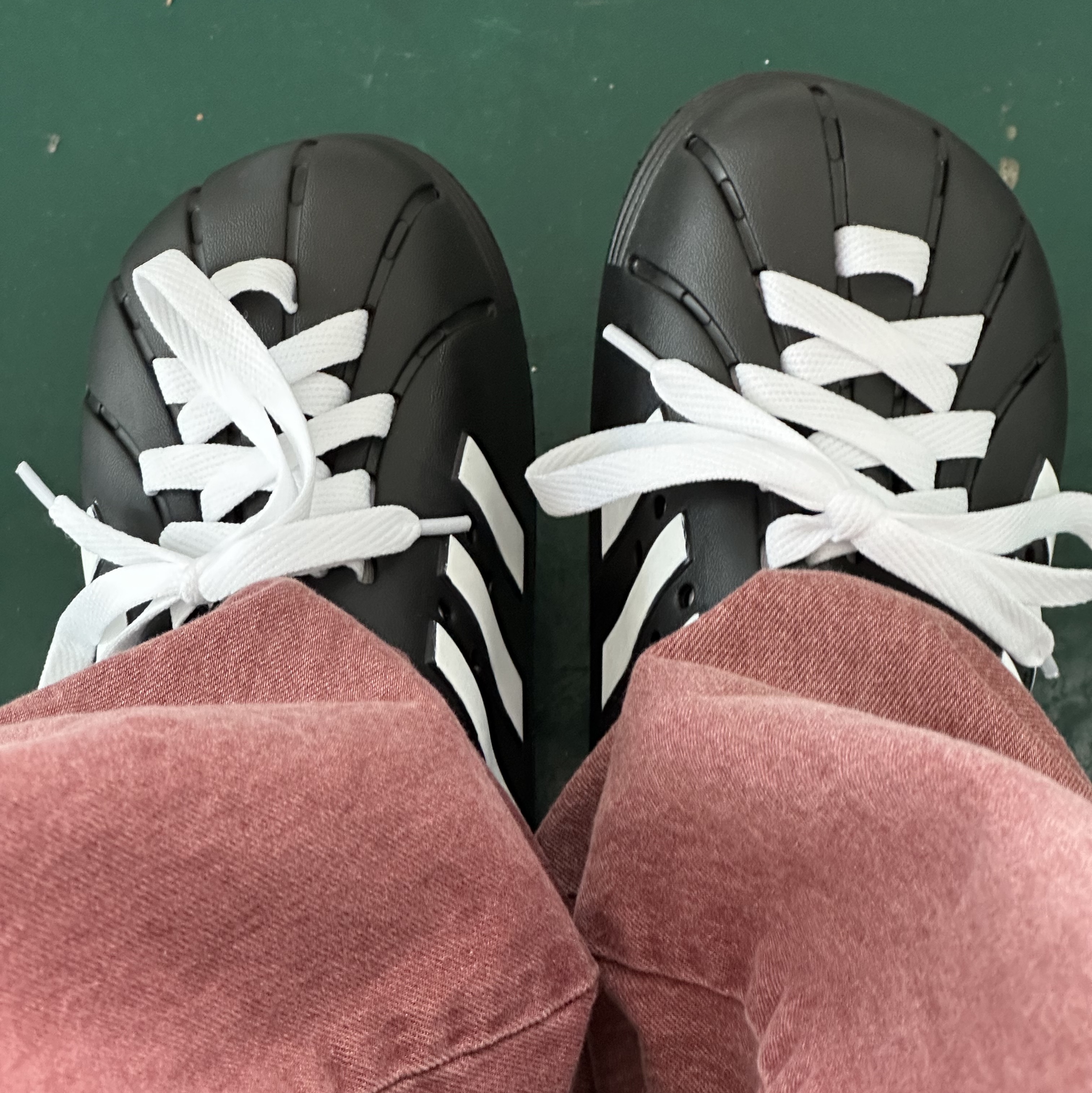 Adidas Adilette Clogs Core Black Silver Metallic, Adidas Adilette Clog Black White 착용 스타일