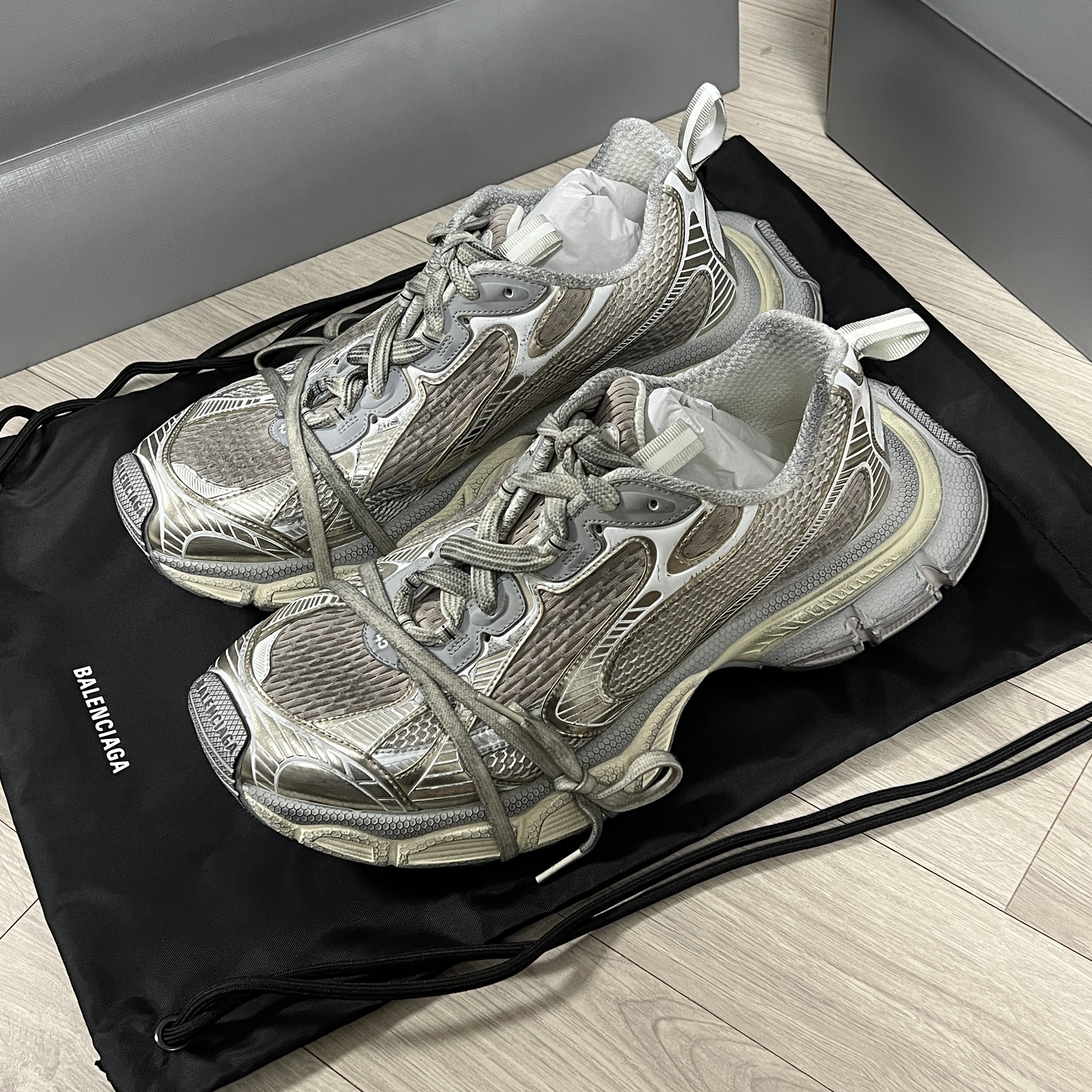 (W) Balenciaga 3XL Sneakers Light Beige 착용 스타일