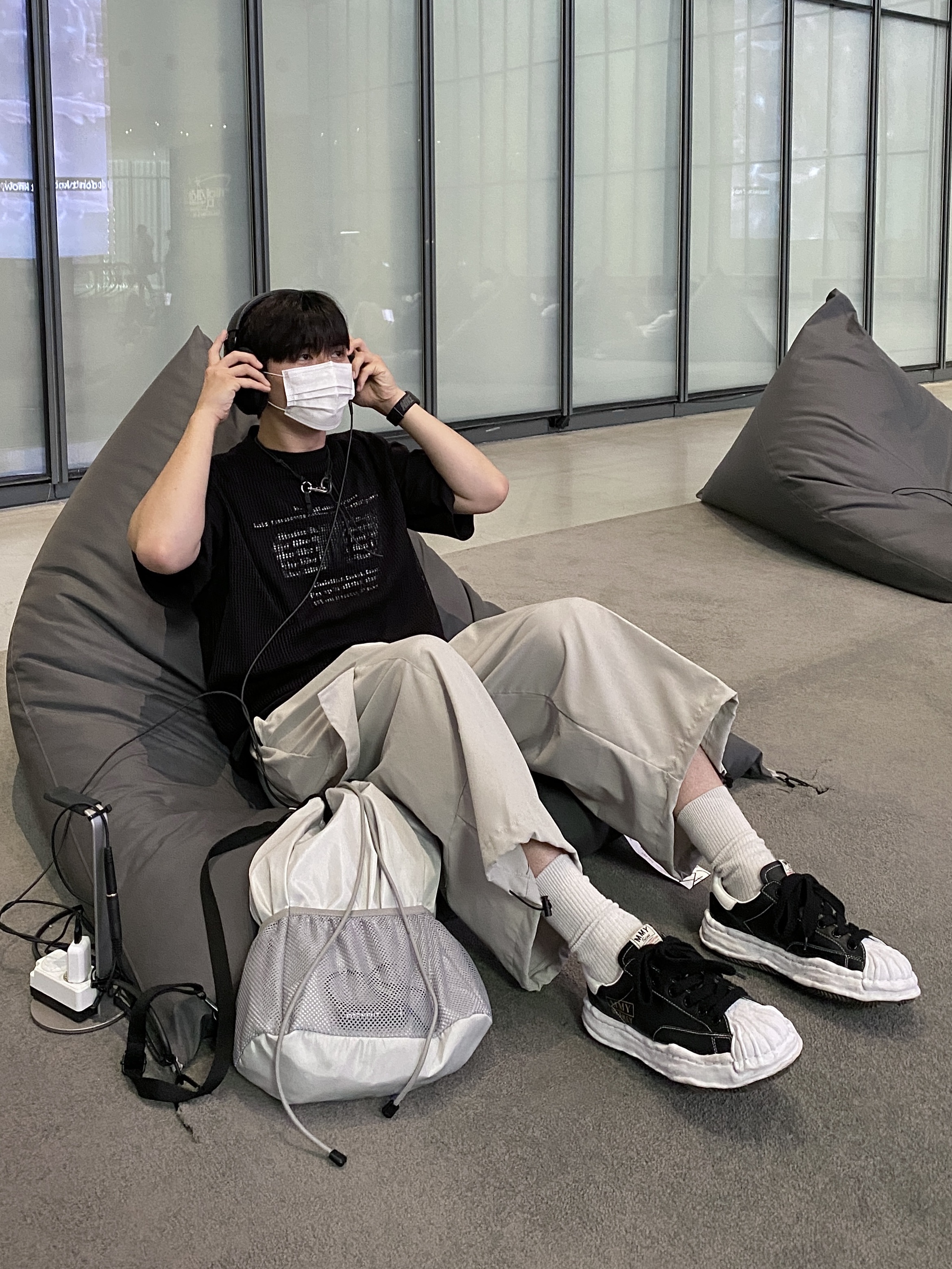 Maison Mihara Yasuhiro Blakey OG Sole Leather Low-top Sneakers Black, Our Legacy Ladon Leather Keychain Black 착용 스타일 - 2