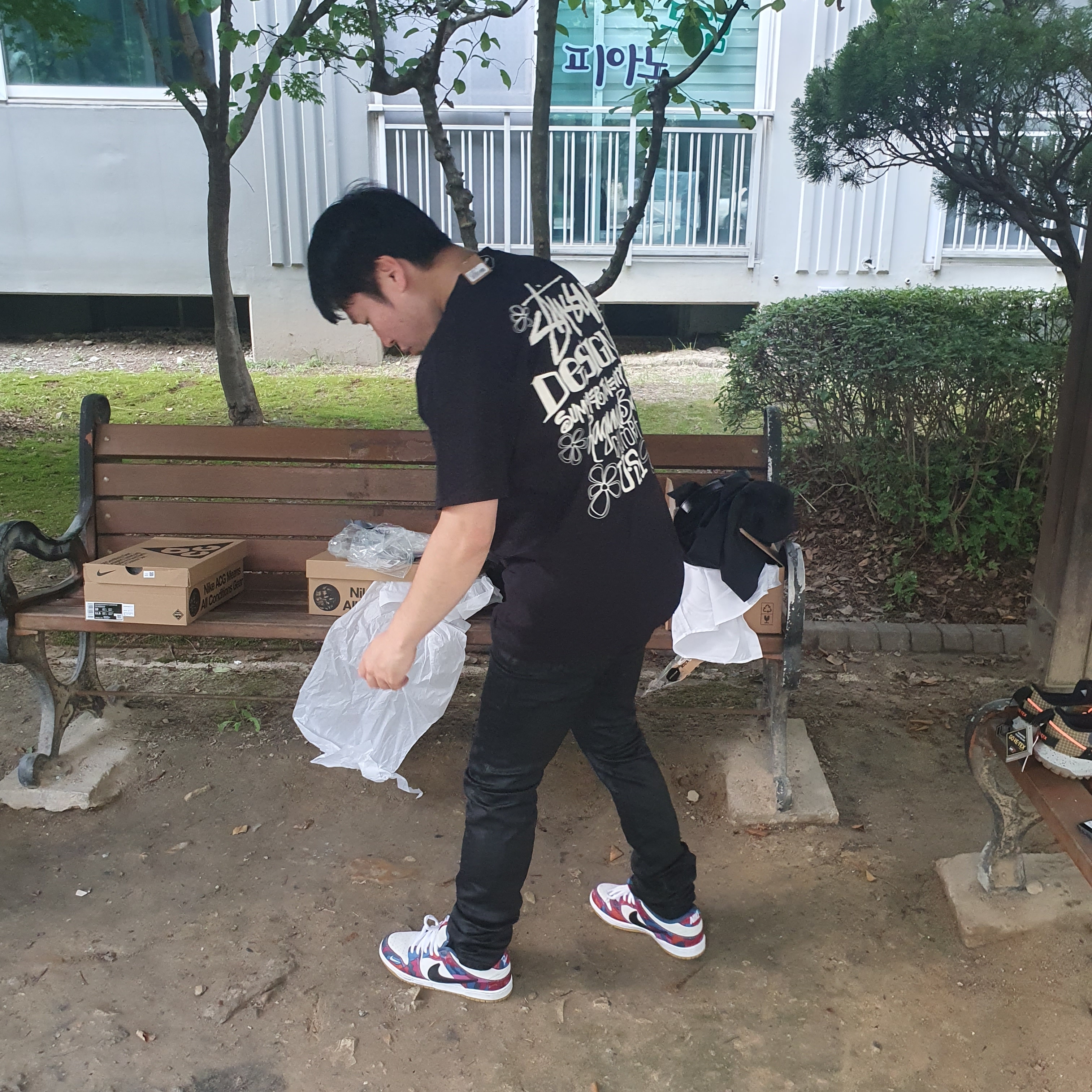 Undermycar Sticky Dirty Paint Coating Slim Fit Black Jeans Bristol Black - 23SS, IAB Studio T-Shirt White - The Hyundai Seoul Exclusive 착용 스타일 - 5