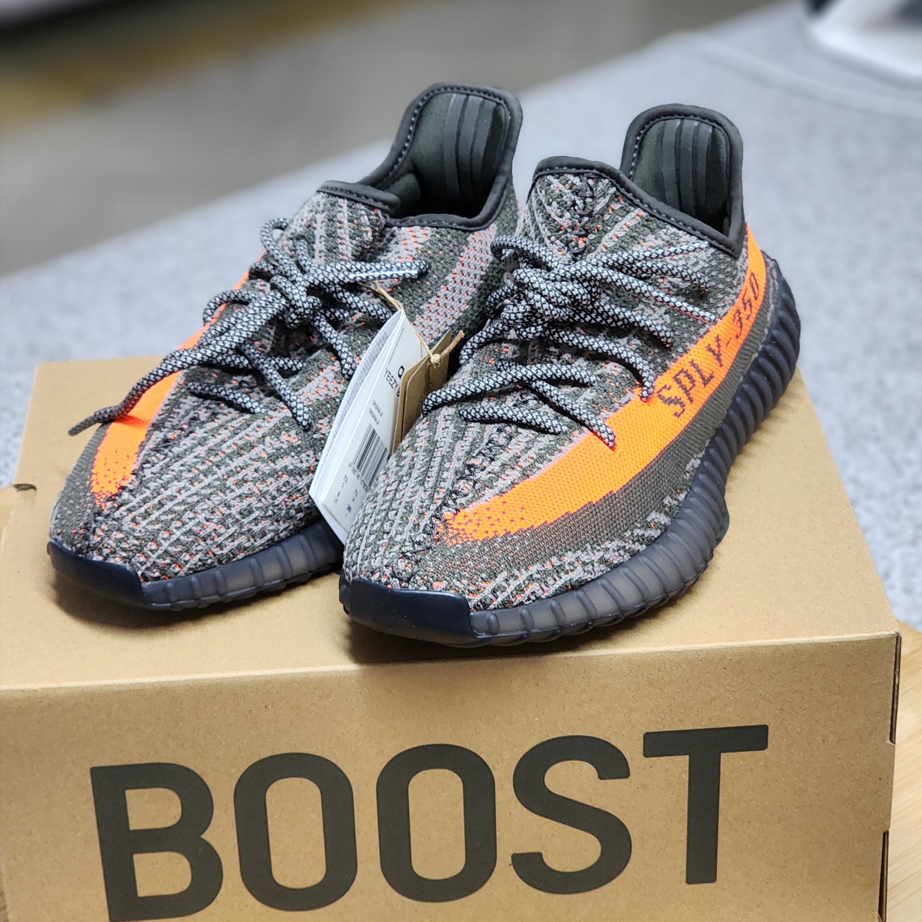 Adidas Yeezy Boost 350 V2 Carbon Beluga 착용 스타일