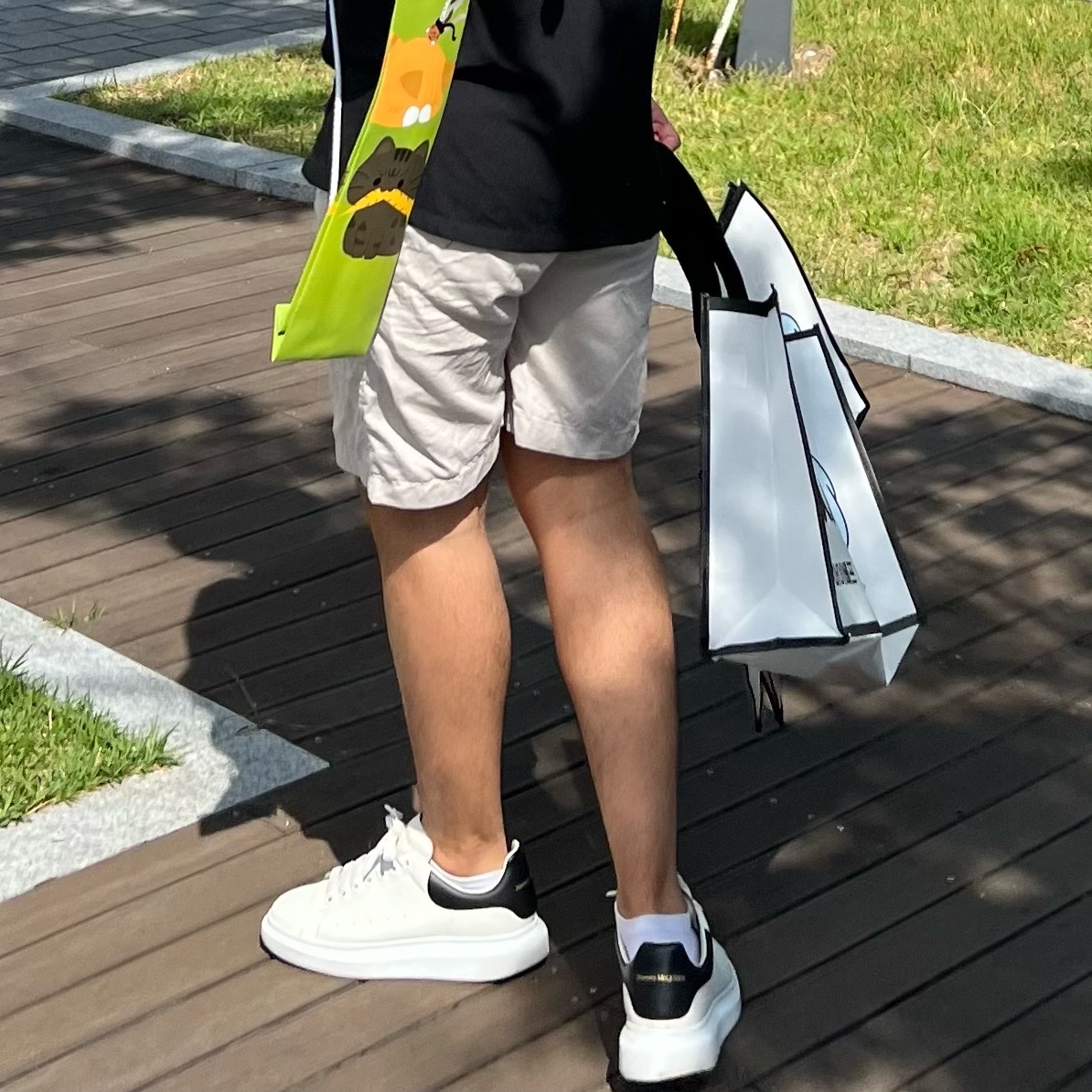 Alexander McQueen Oversized Sneakers White Black 착용 스타일