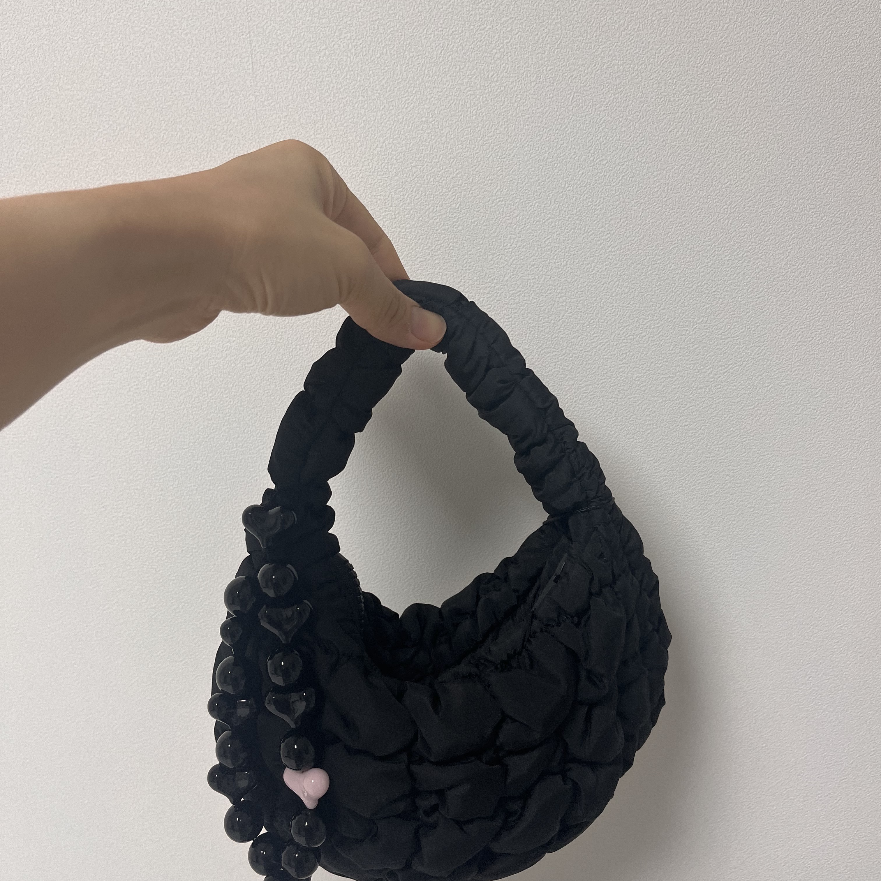 COS Quilted Micro Bag Black 착용 스타일 - 1