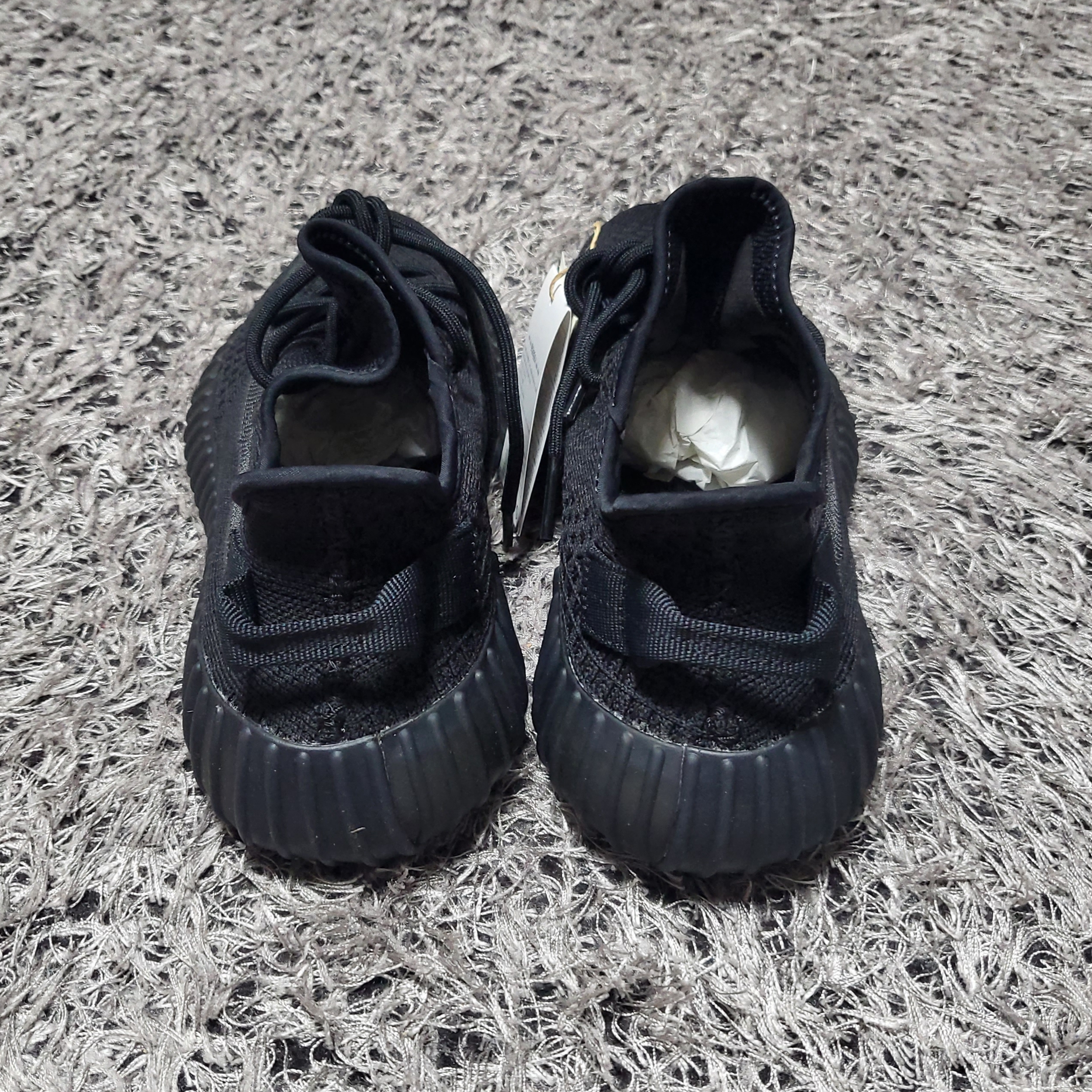 Adidas Yeezy Boost 350 V2 Onyx 착용 스타일